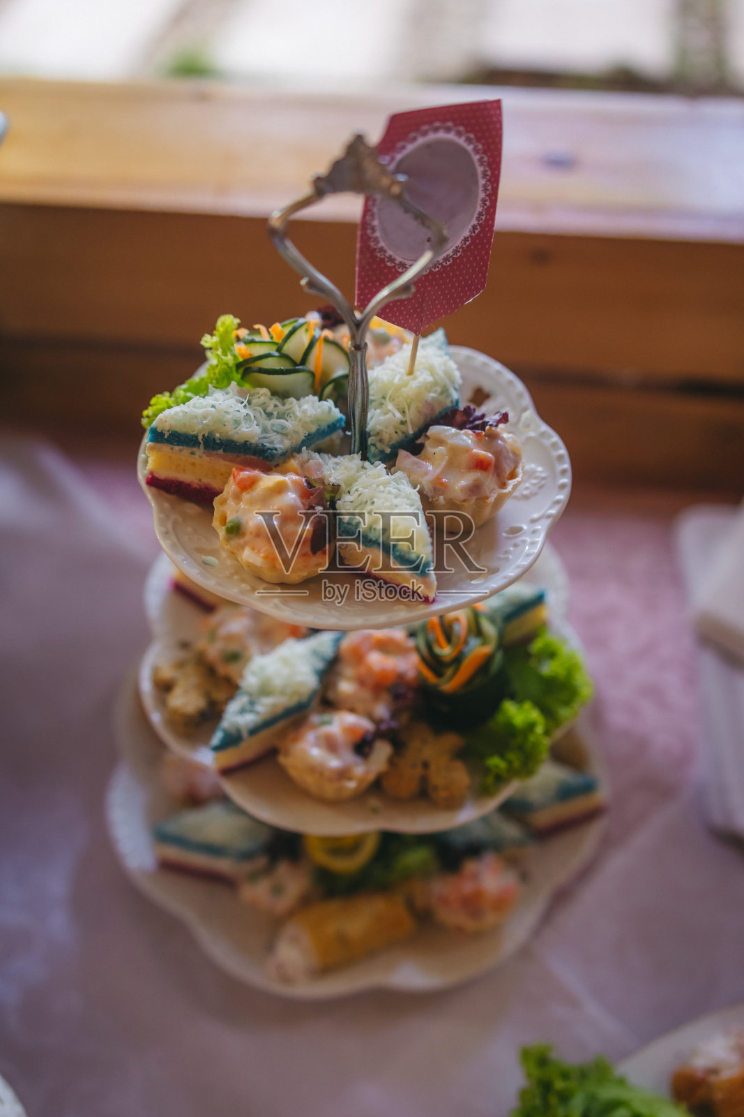 宴会上餐桌上美味的食物照片摄影图片