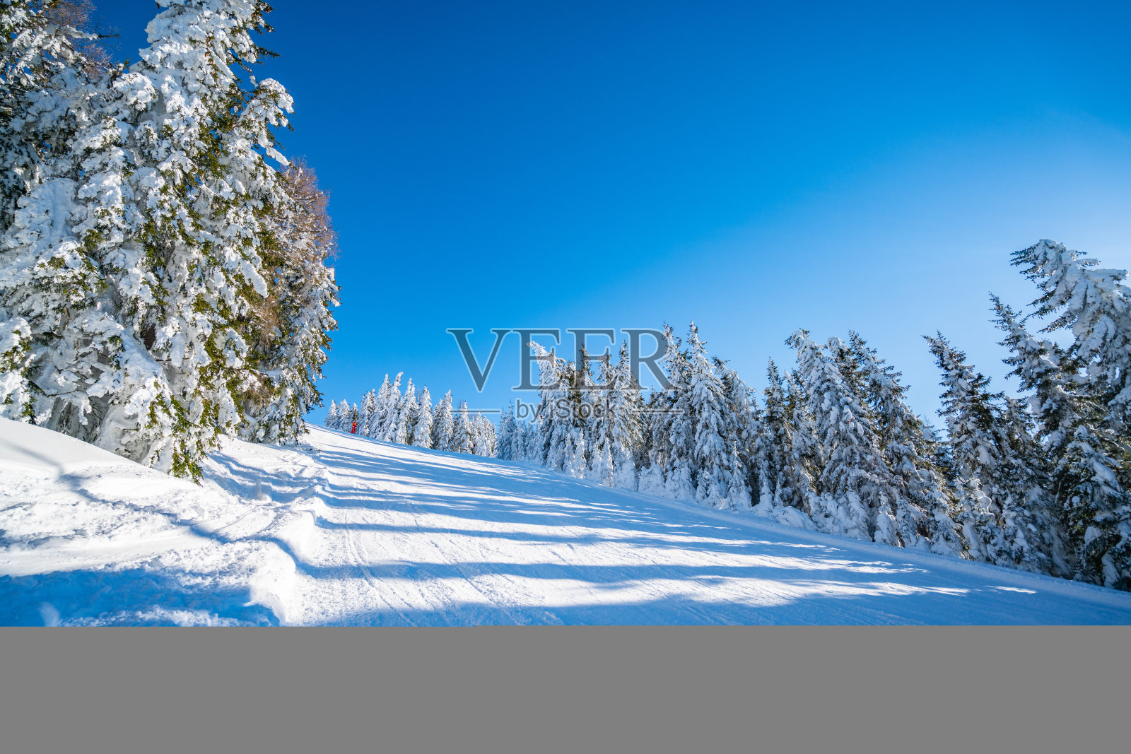 阳光明媚的日子里,奥地利山脉宽阔的滑雪场照片摄影图片