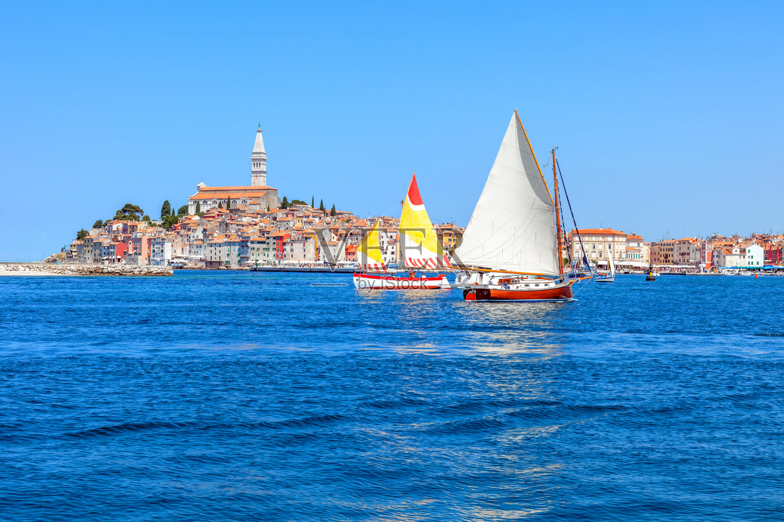 经典的帆船在罗维尼镇前航行照片摄影图片