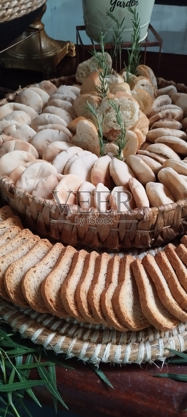 烤面包法棍面包全麦面粉食品皮塔饼发酵早餐小吃照片摄影图片