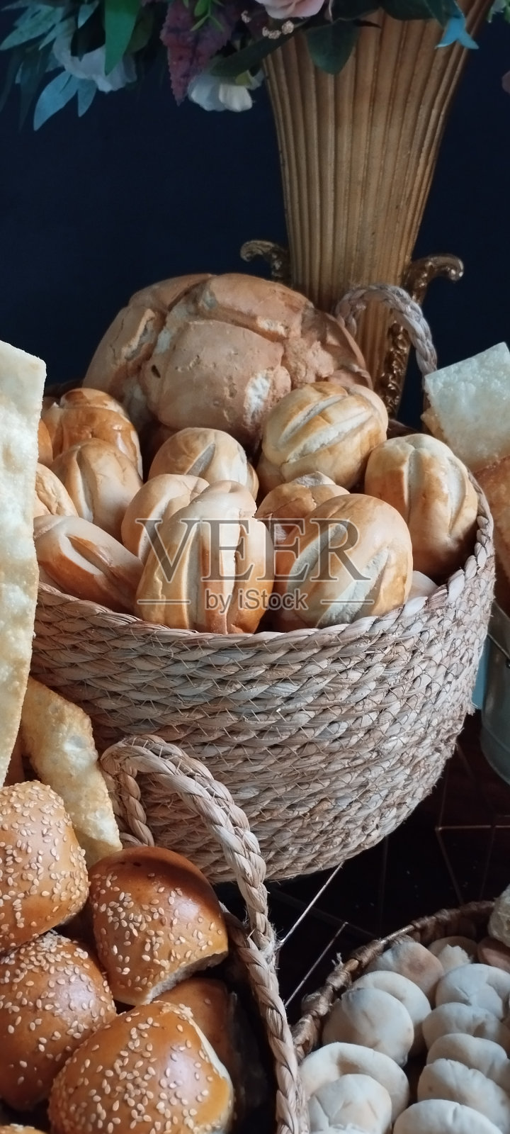 烤面包法棍面包全麦面粉食品皮塔饼发酵早餐小吃照片摄影图片