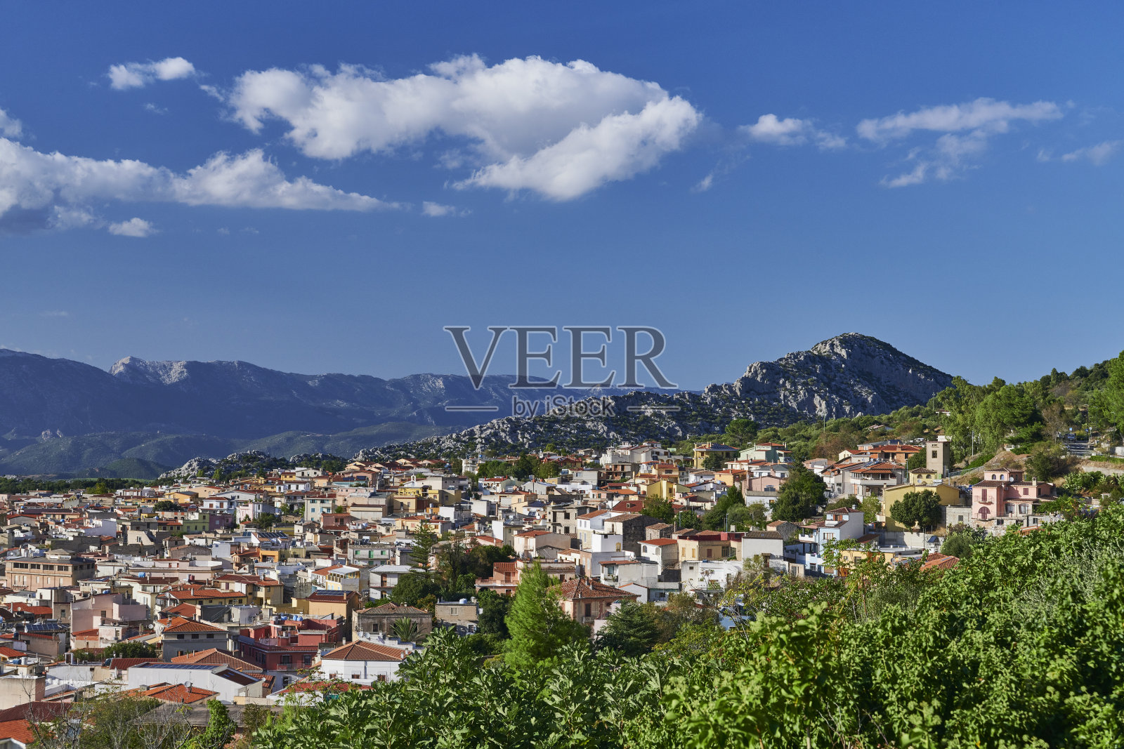 撒丁岛的山城照片摄影图片