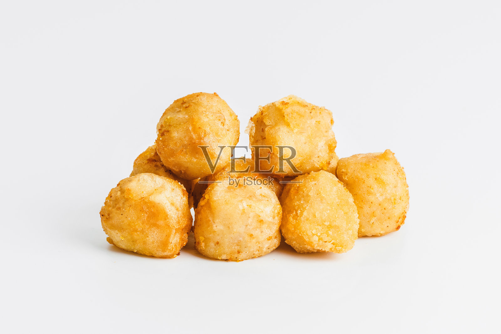 白底面包屑鸡块配沙拉,家常便饭。快速自制食物。鸡肉脆饼。面包屑鸡肉内片,鸡肉面包屑生肉。快做饭。照片摄影图片