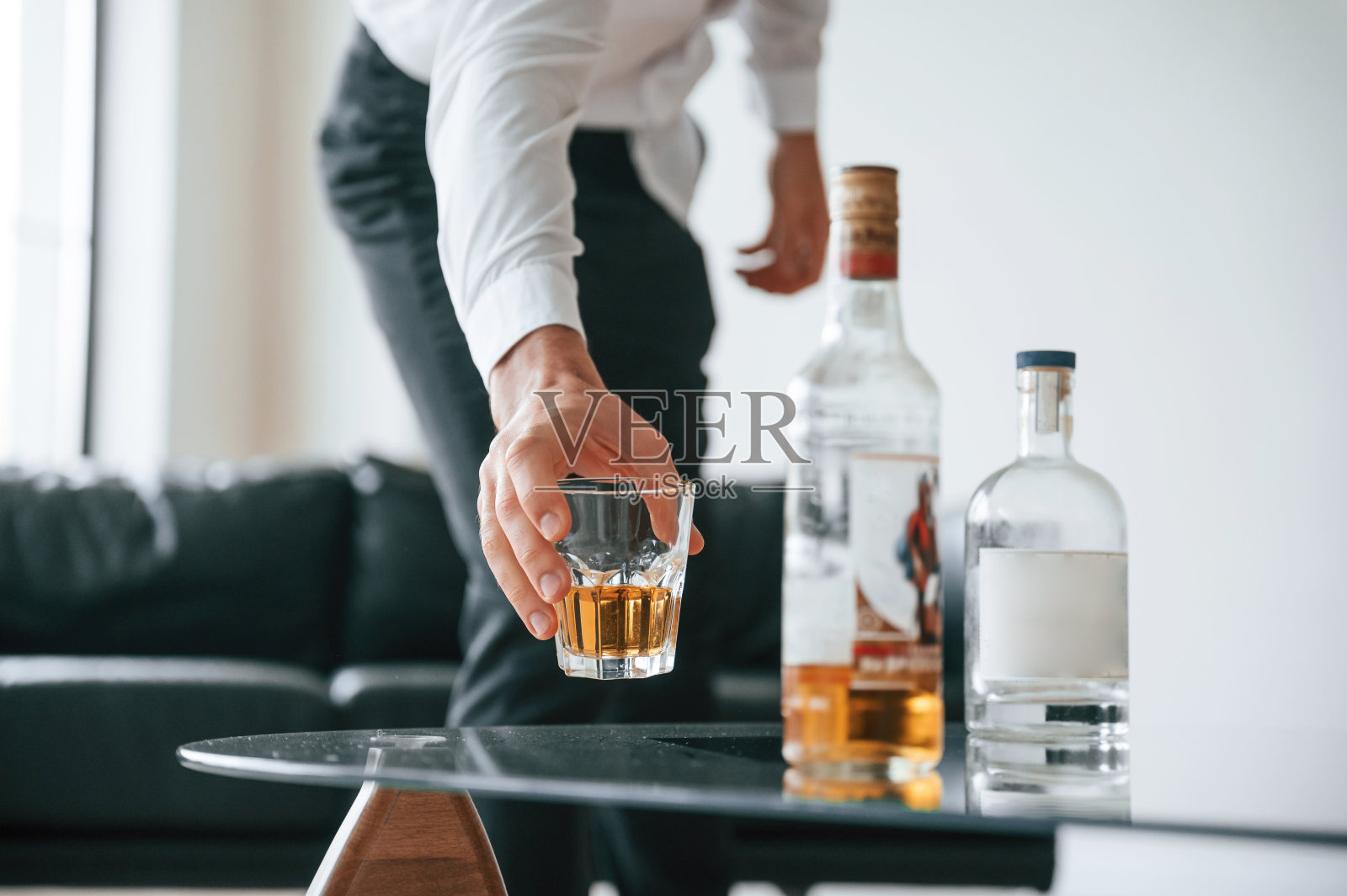 沮丧的年轻男子酗酒照片摄影图片