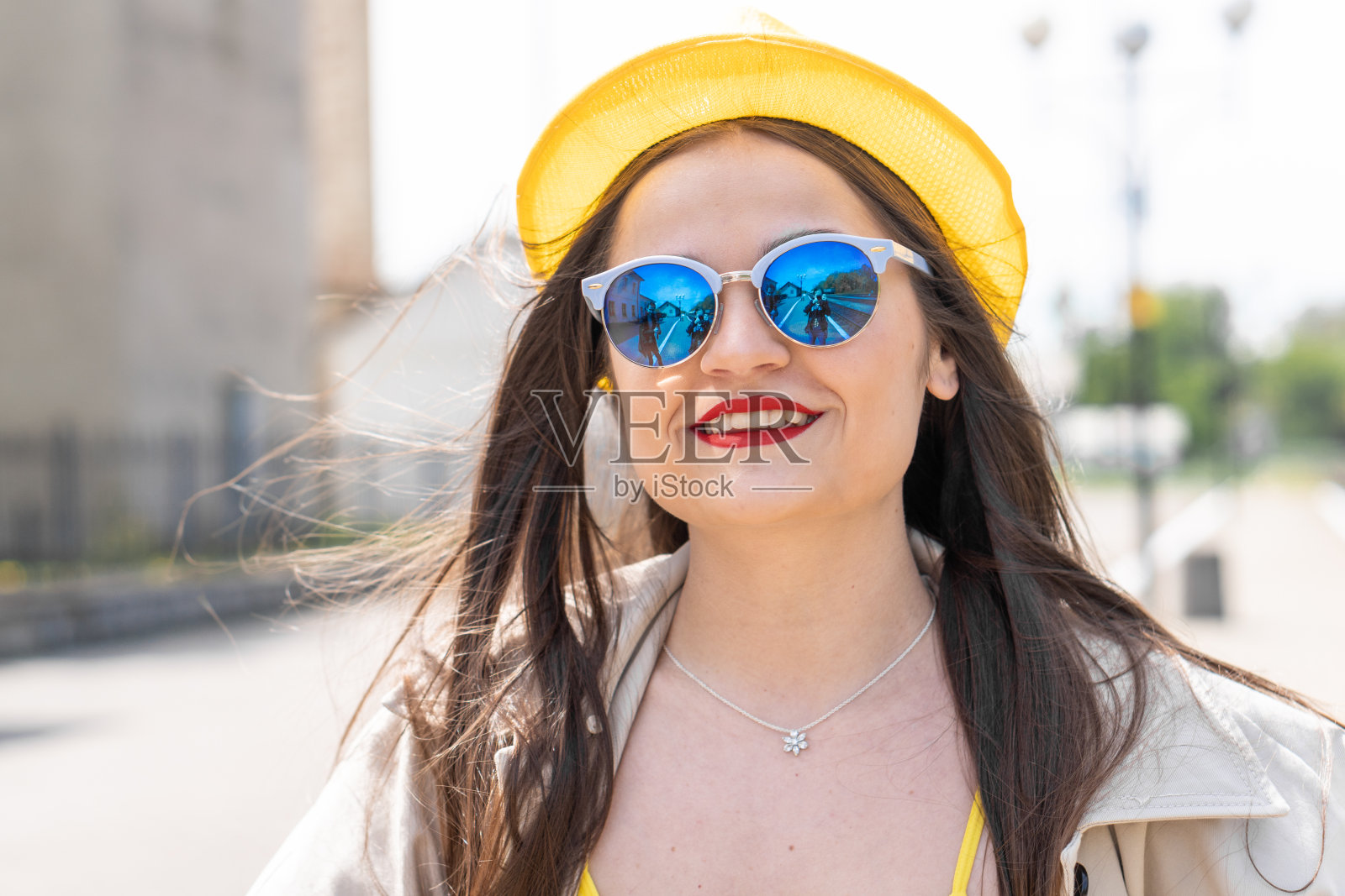 梦的失重:女人的形象体现了给旅行翅膀的能量。探索未知:她旅行的未来就在一个装满希望和新体验的手提箱里。照片摄影图片