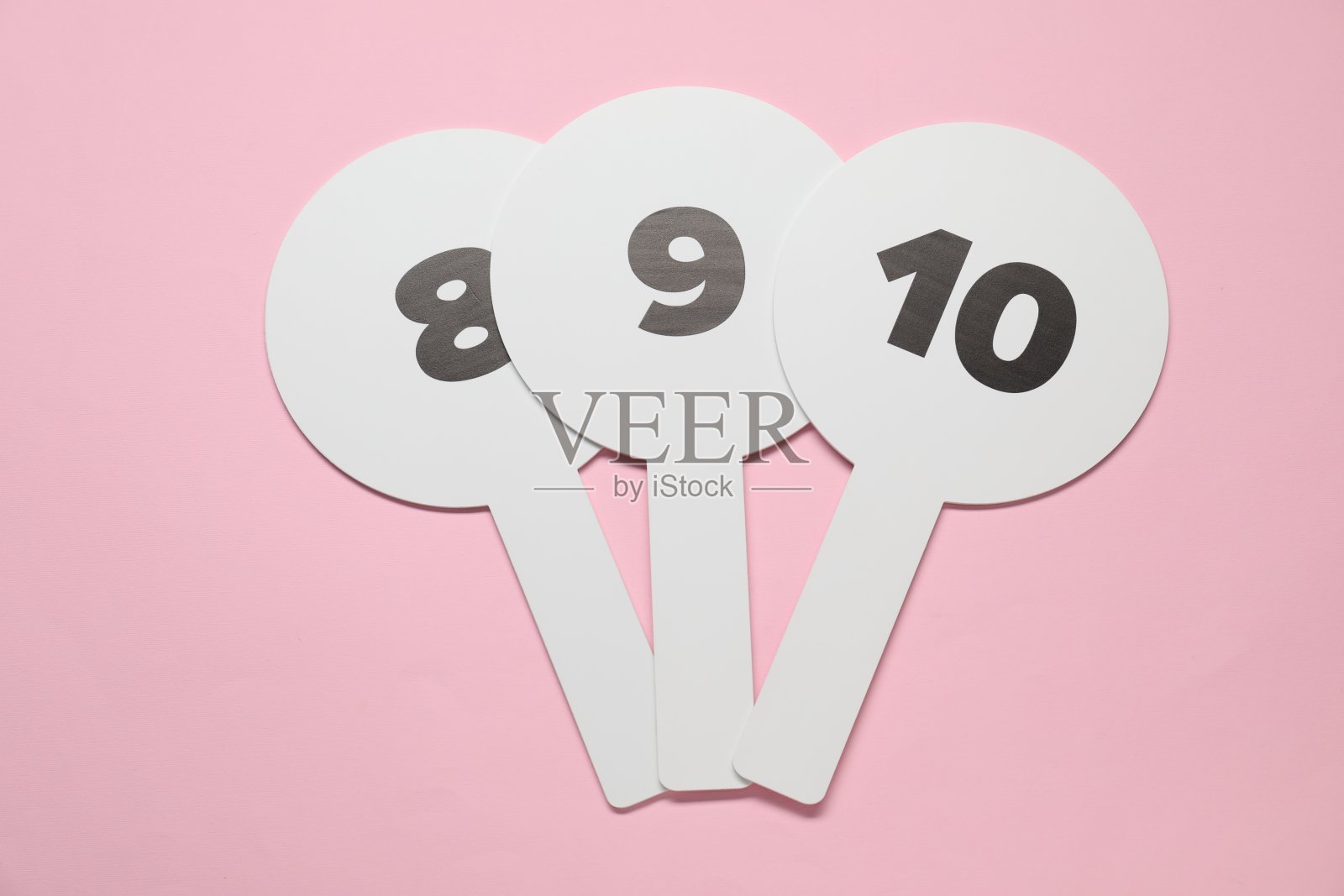 拍卖桨与数字在粉红色的背景,顶视图照片摄影图片