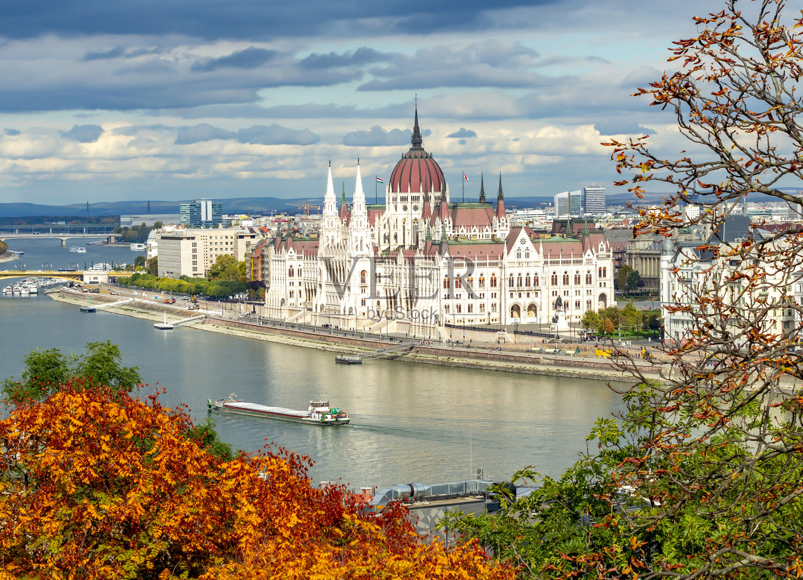 布达佩斯秋天的城市景观,匈牙利议会大厦和多瑙河照片摄影图片