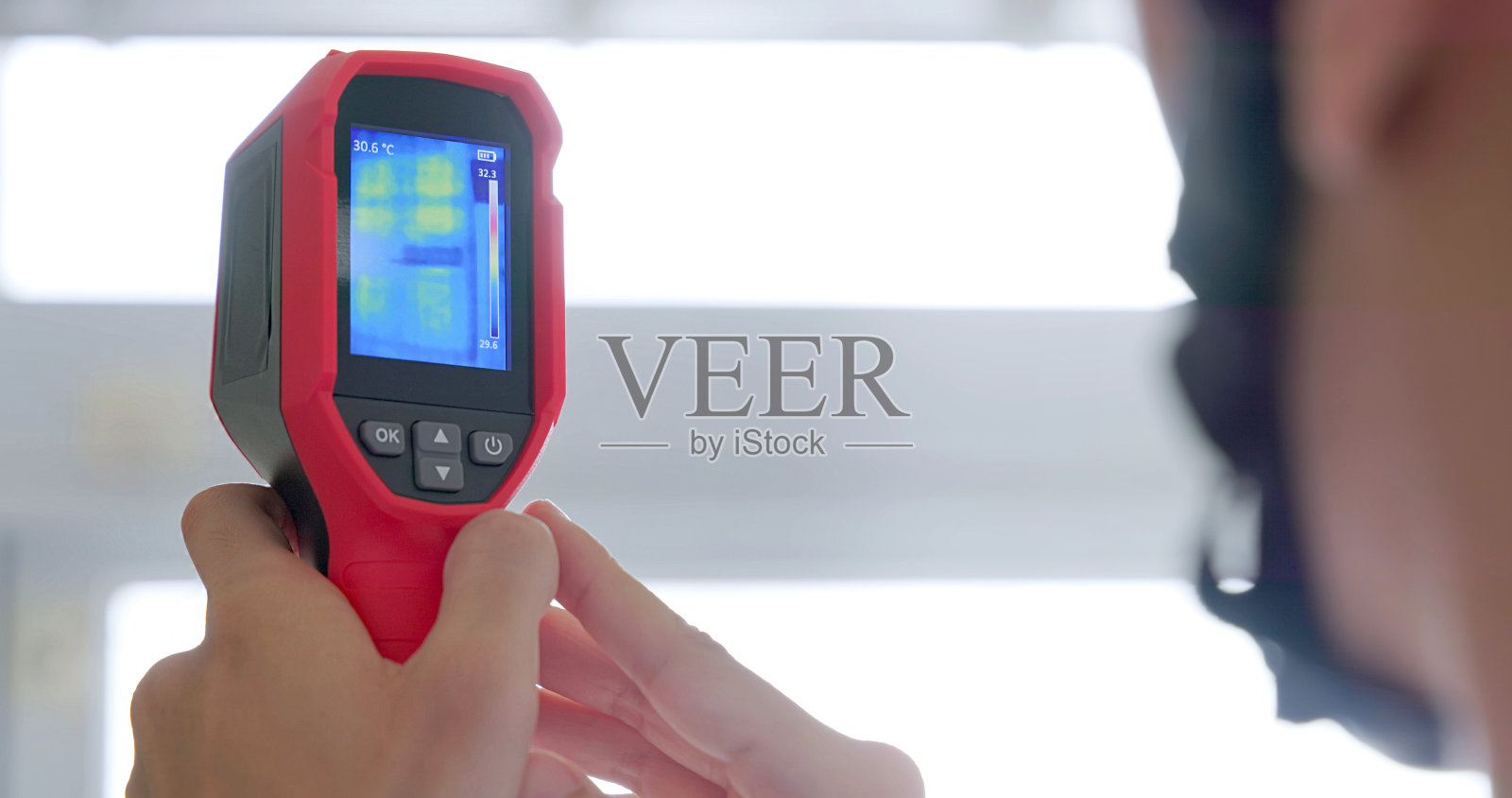 房屋检查员使用热像仪照片摄影图片