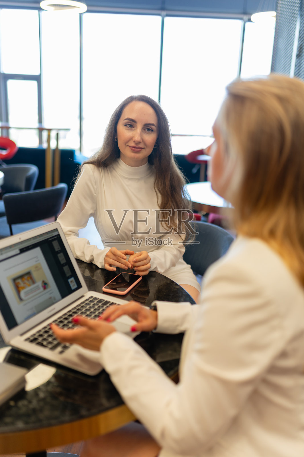 企业家们在联合办公区准备会议照片摄影图片