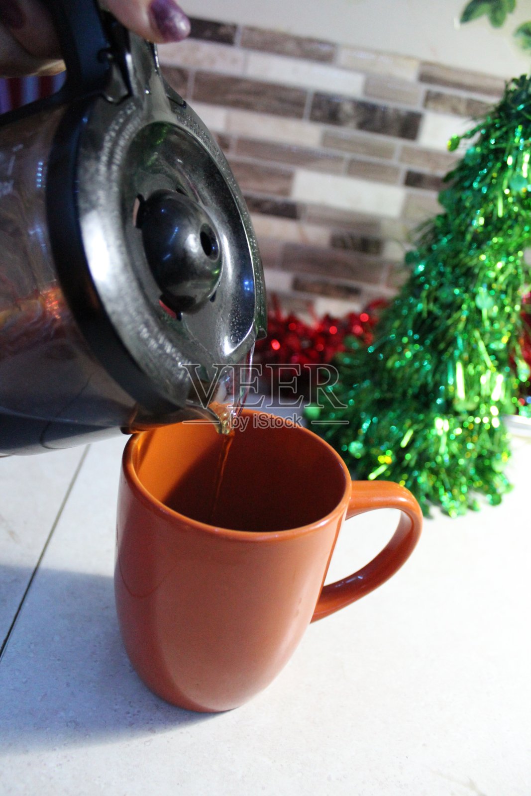 节日咖啡饮品倒入杯中照片摄影图片