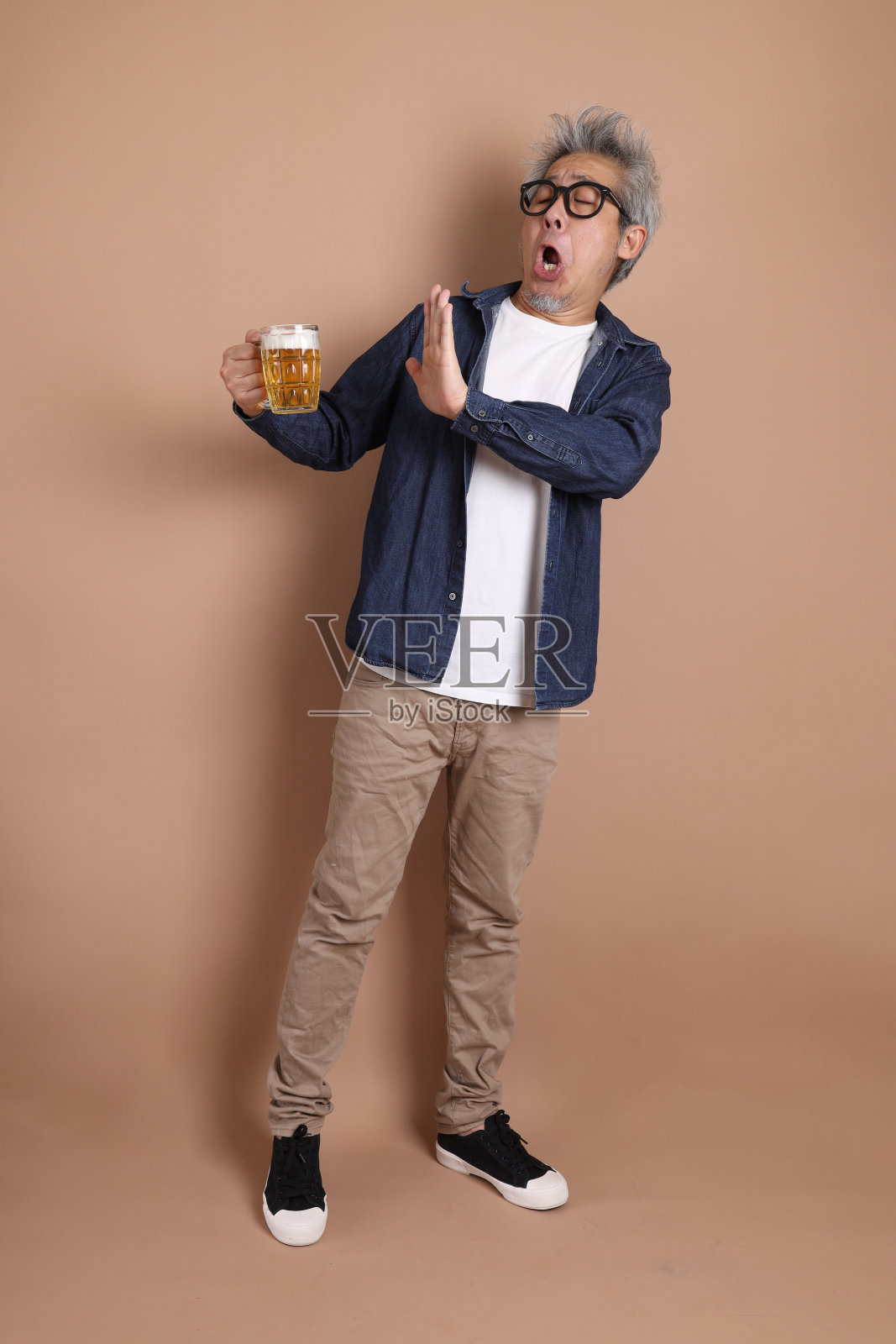 拿着啤酒杯 拿着啤酒杯照片摄影图片