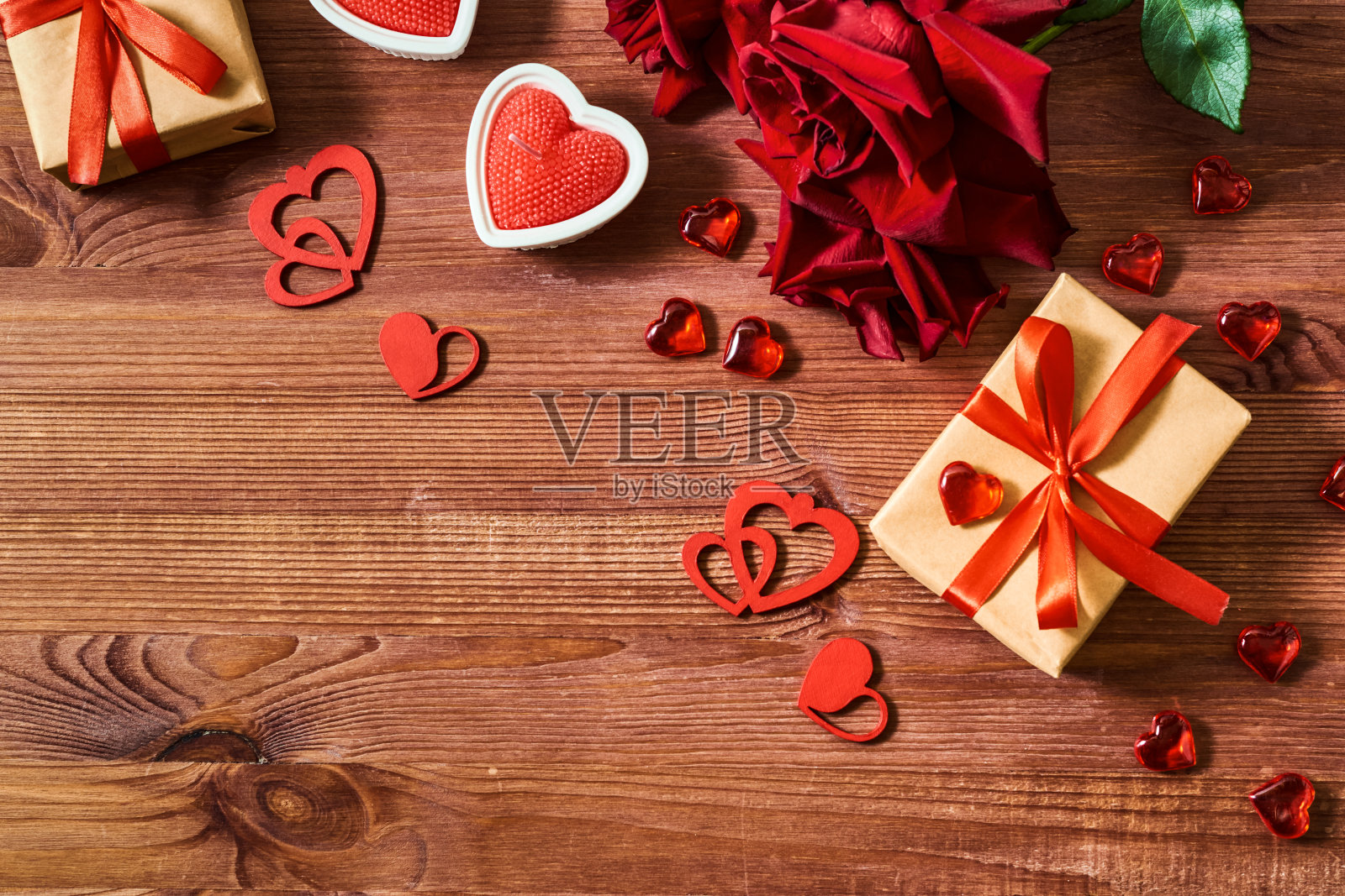 情人节框架与礼盒和红玫瑰,蜡烛在木制背景。带复制空间的情人节横幅照片摄影图片