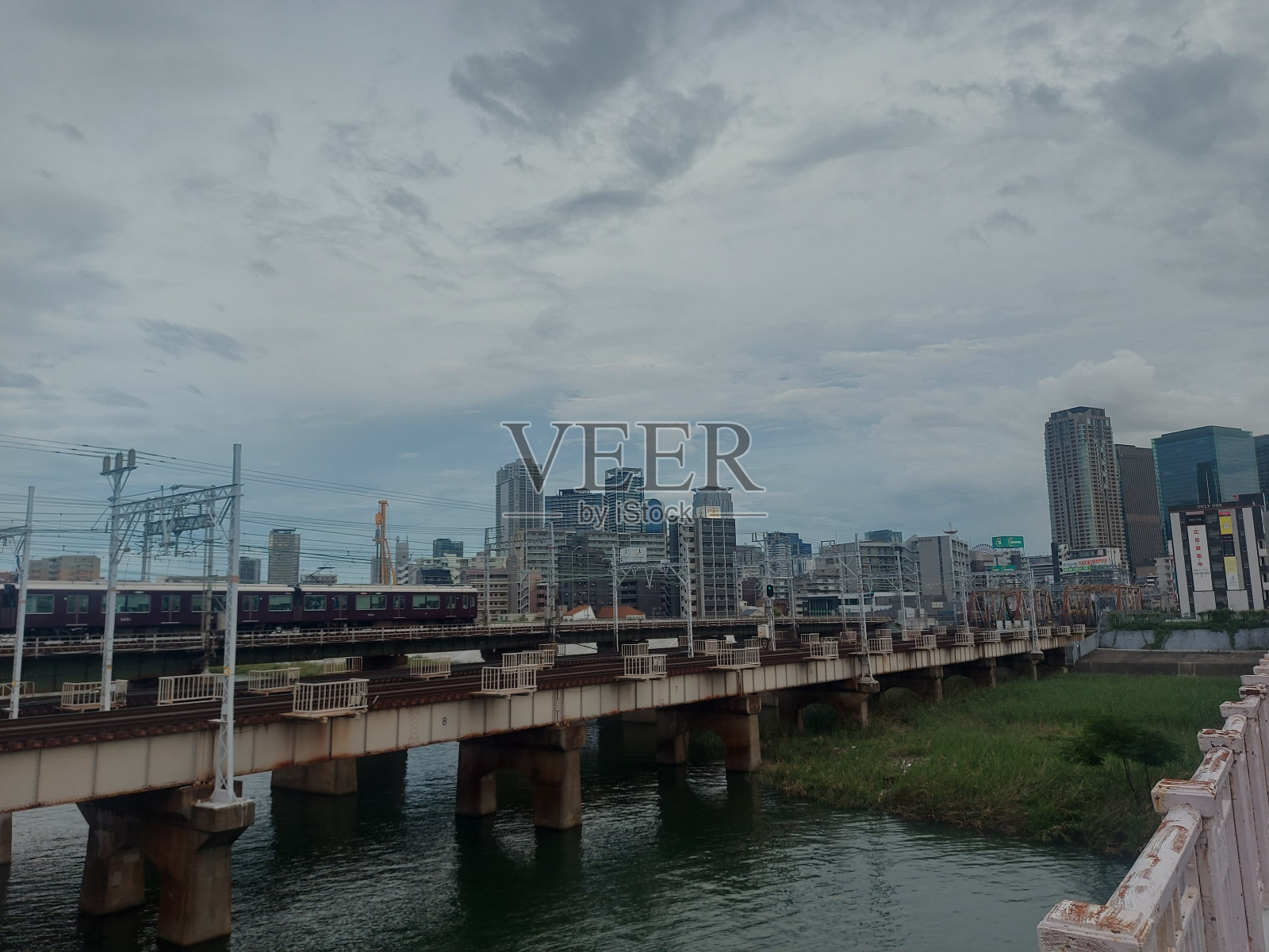 从Juso桥眺望大阪的天际线照片摄影图片