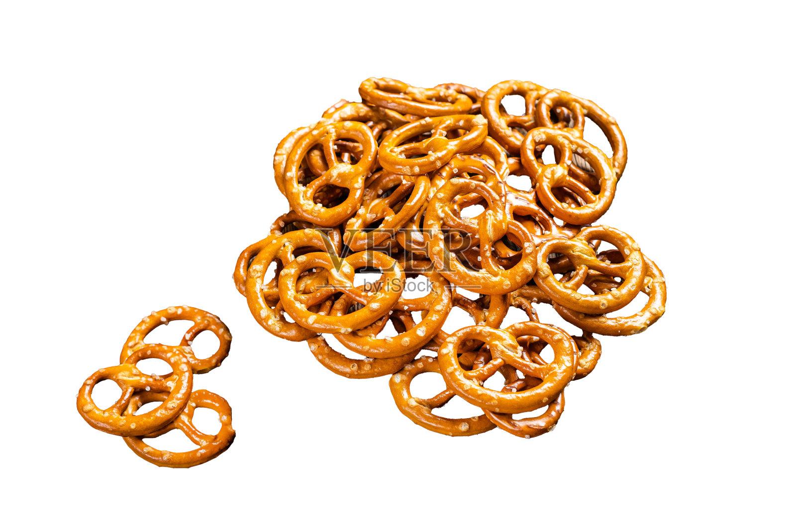 木板上的咸脆椒盐脆饼。孤立,白色背景。照片摄影图片