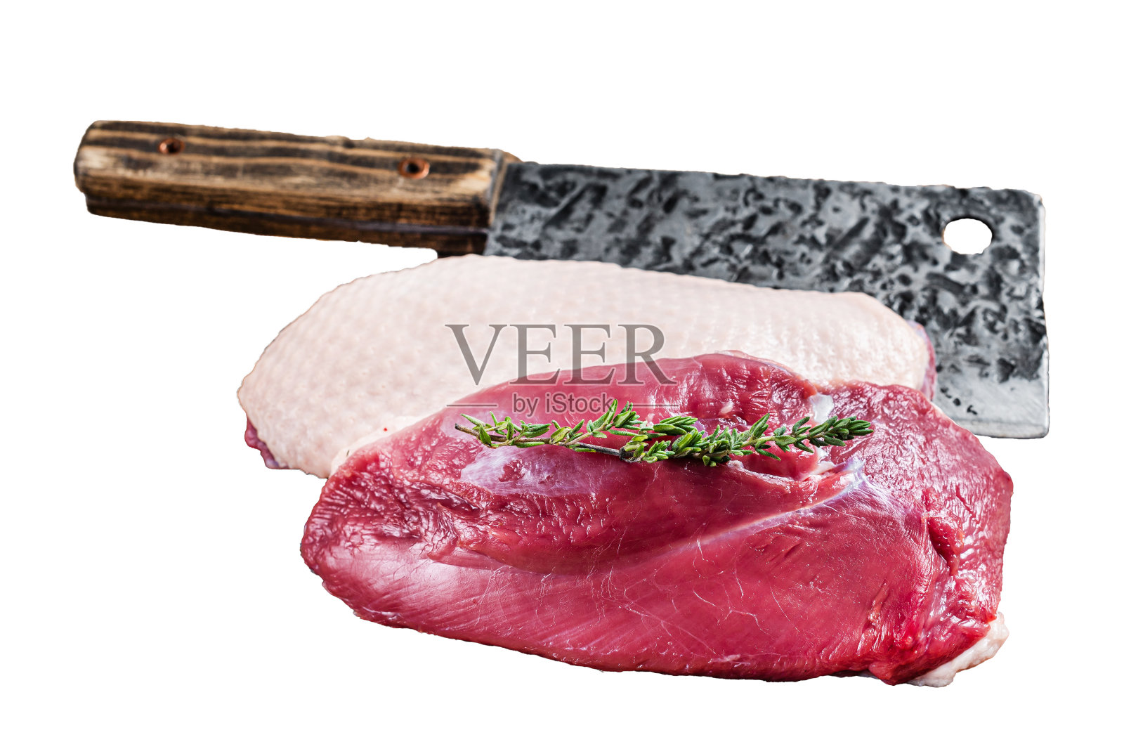 新鲜生鸭胸肉排,用切肉刀放在砧板上。孤立,白色背景。照片摄影图片