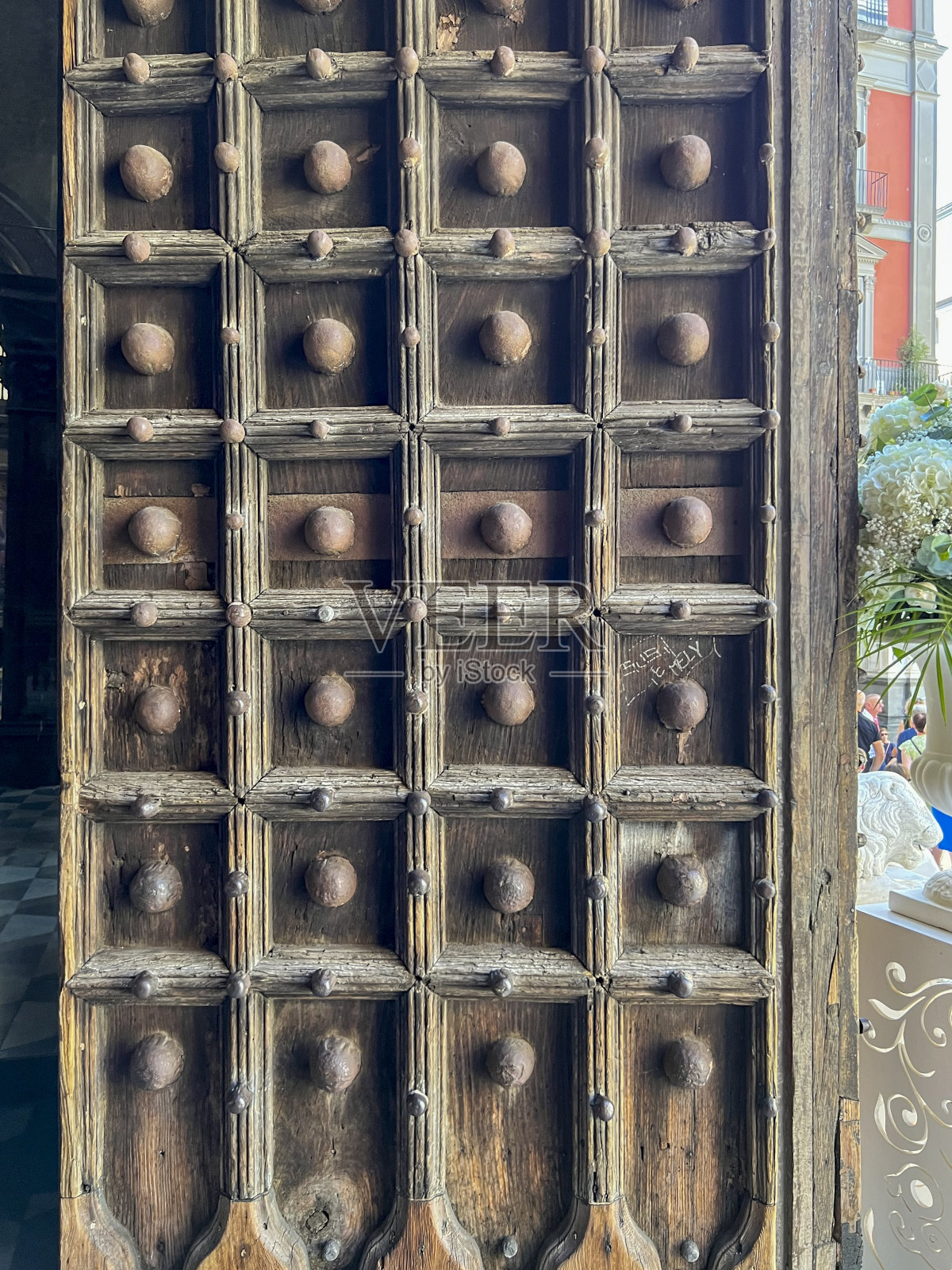 那不勒斯大教堂的旧大门,特写作为背景。圣热纳罗大教堂照片摄影图片