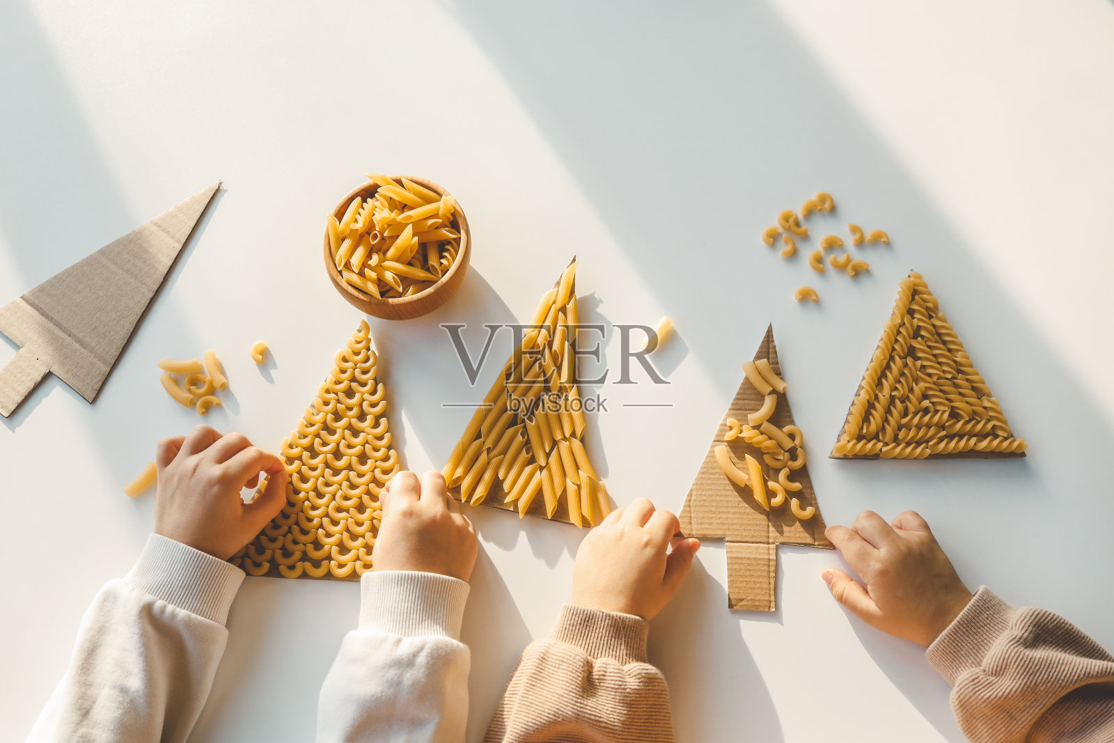 与孩子们一起活动的想法,感官技能,意大利面的创造力照片摄影图片