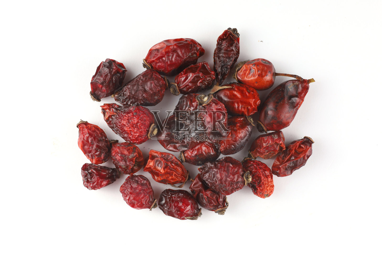 一堆干玫瑰果在一个白色的背景孤立照片摄影图片