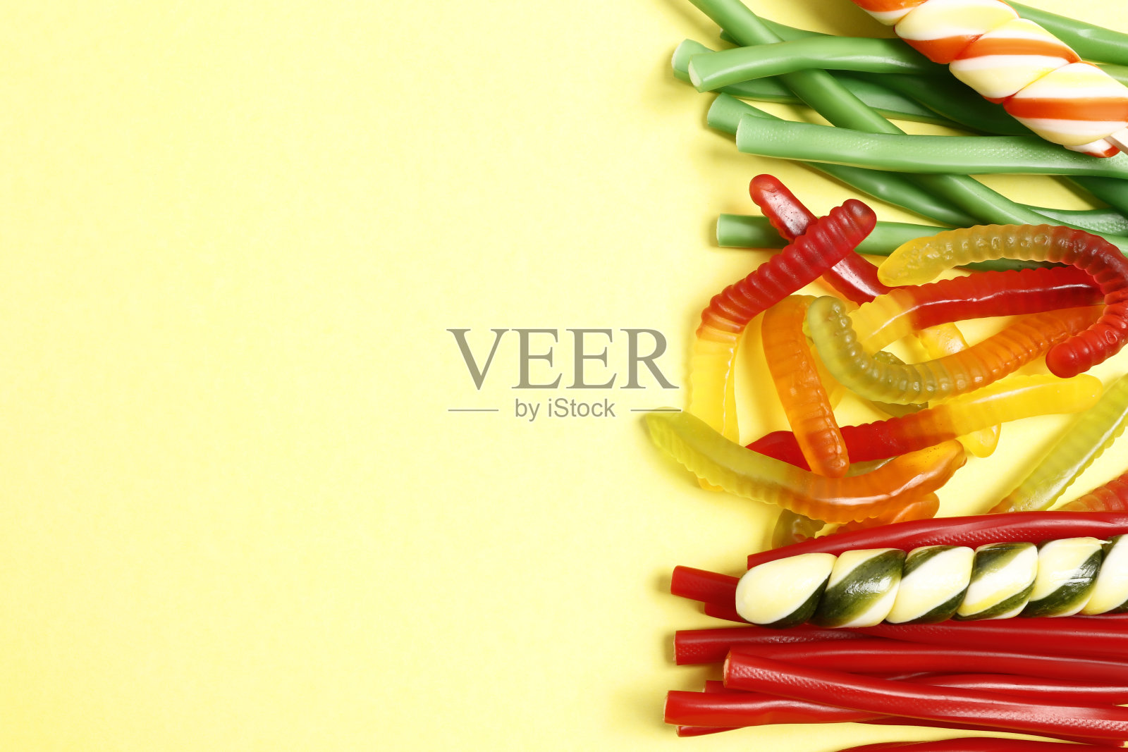 在白色背景上孤立的一根棍子上的焦糖照片摄影图片