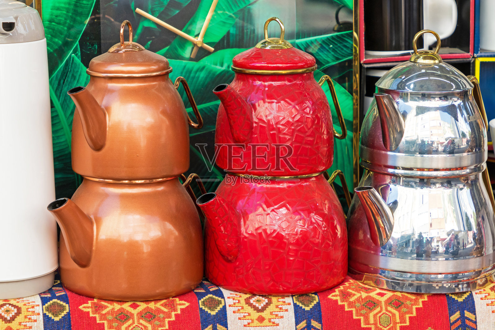 市场上的复古金属水壶照片摄影图片