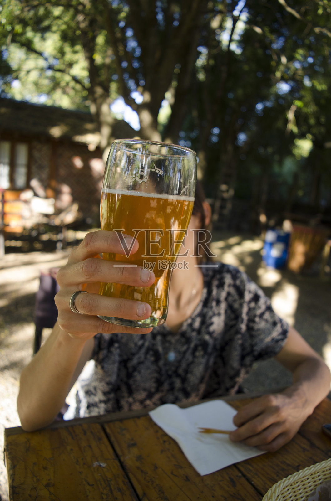 年轻女子正在喝一品脱啤酒照片摄影图片