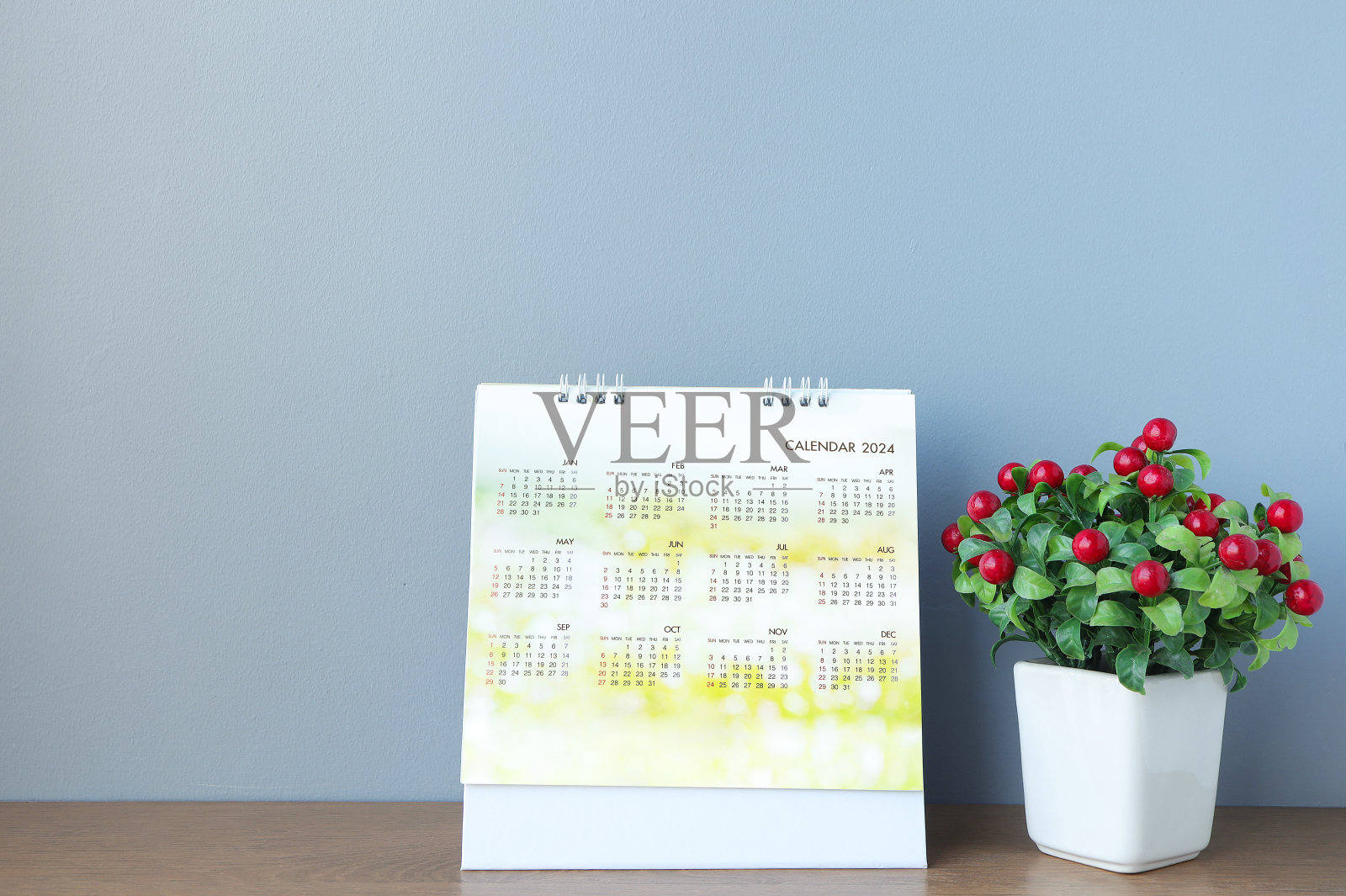 日历年2024时间表,12个月台历2024在木制桌子上。2024年新年计划,2024年新年快乐概念照片摄影图片