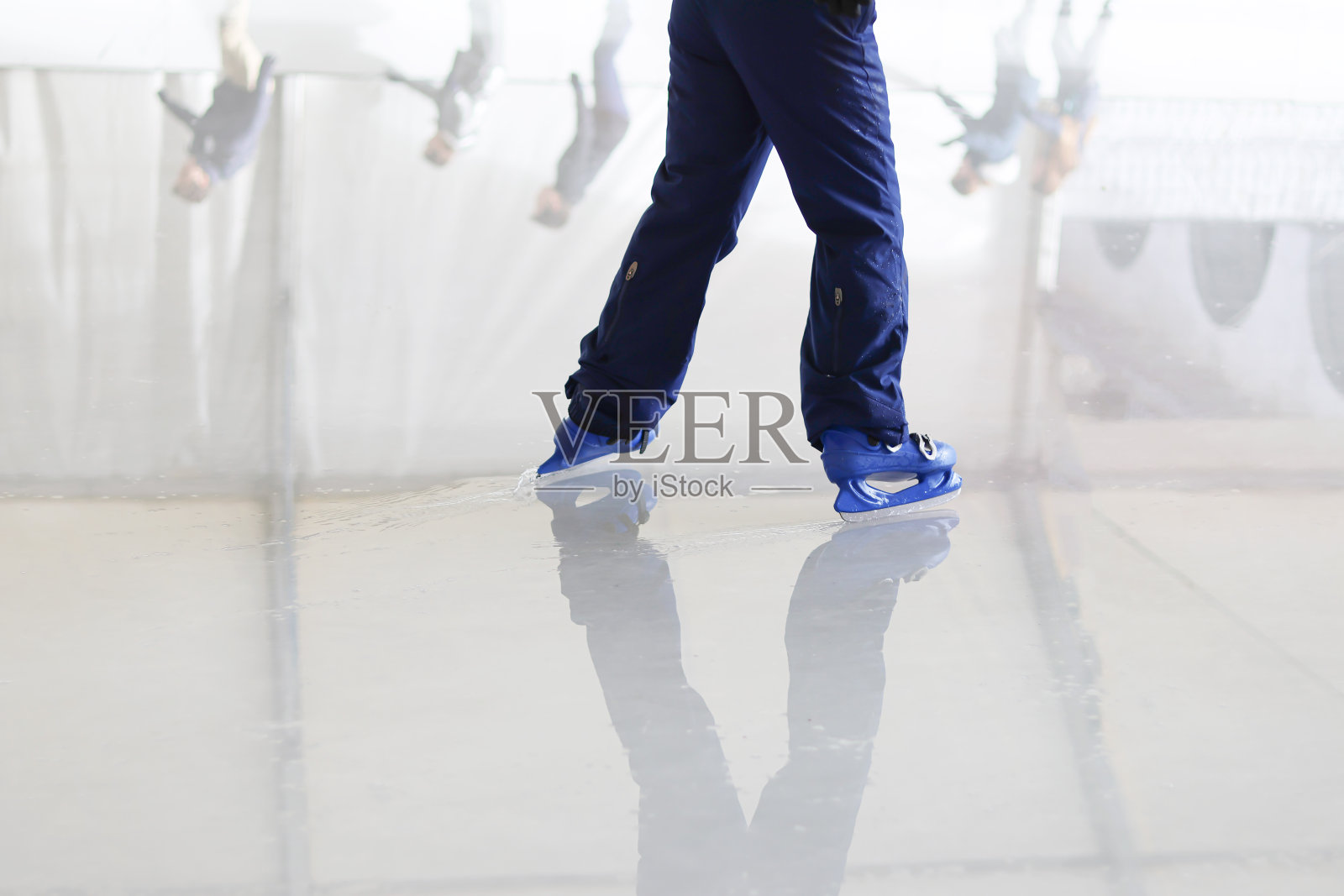 冬天滑冰的人。在溜冰场上滑旱冰。照片摄影图片