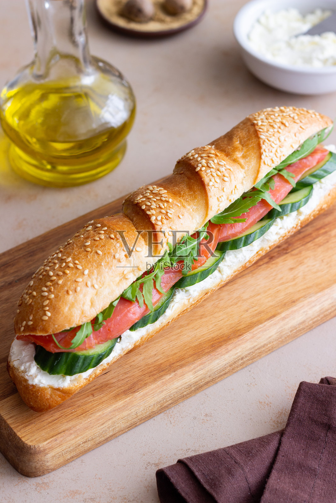 三文鱼三明治,白奶酪,黄瓜和芝麻菜。早餐。快餐。照片摄影图片