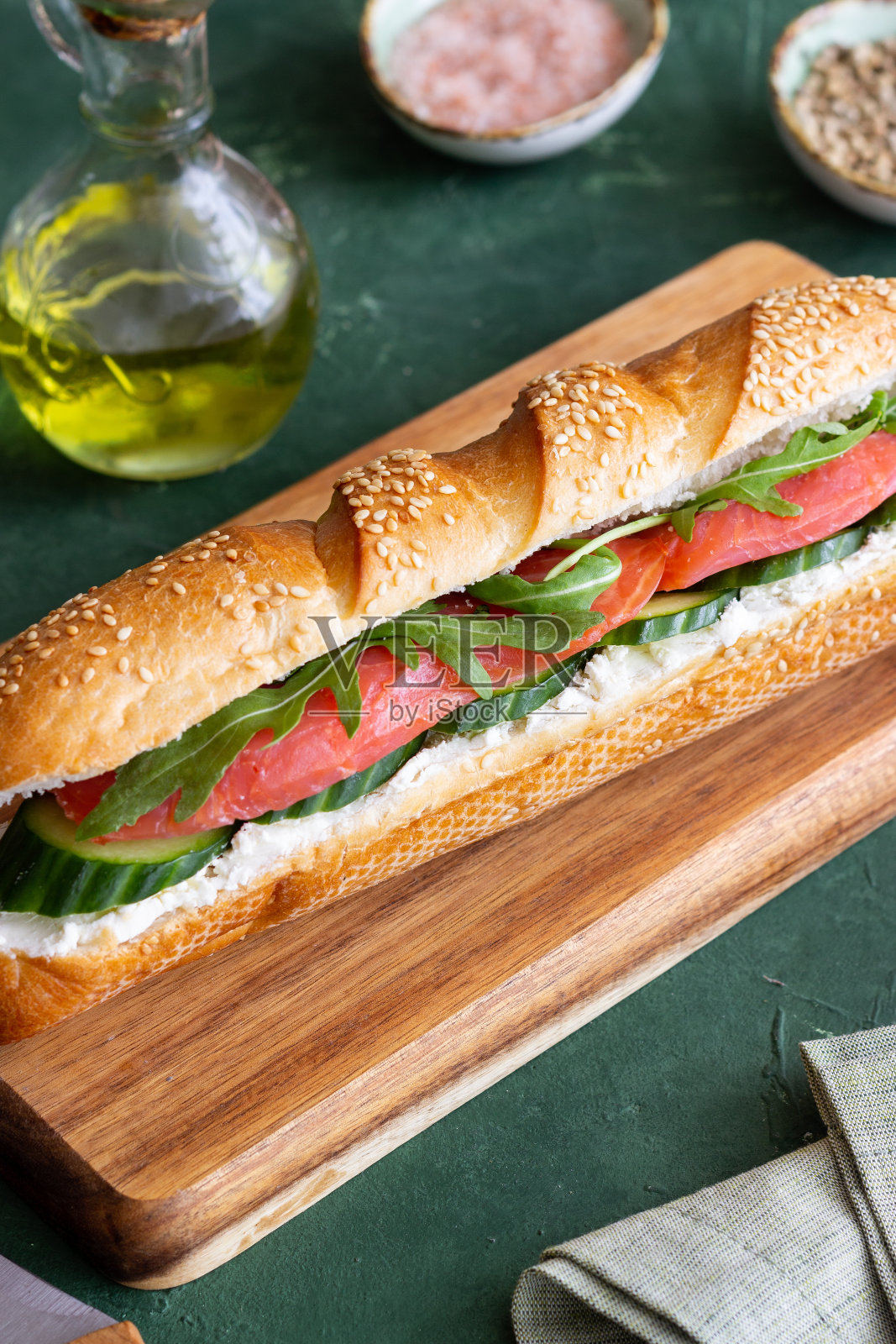 三文鱼三明治,白奶酪,黄瓜和芝麻菜。早餐。快餐。照片摄影图片