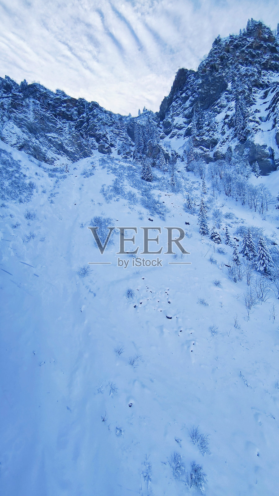 免费照片高角度拍摄一个美丽的山脉覆盖着雪在蓝天下照片摄影图片