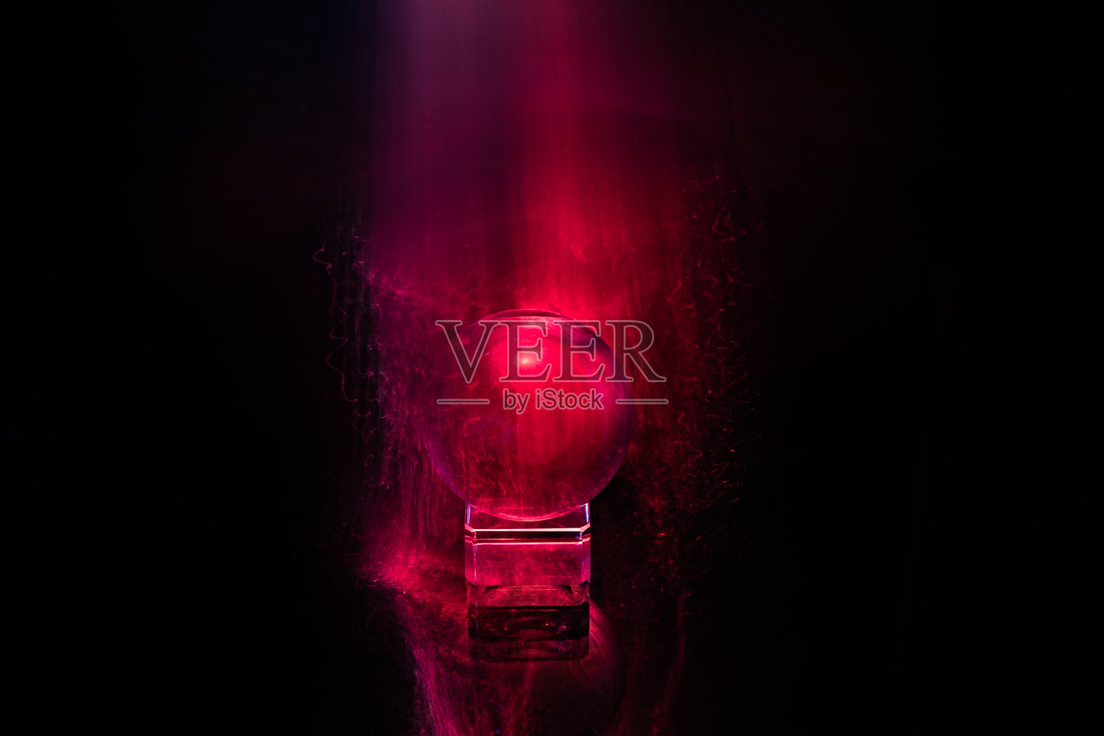 以水晶球的光作背景画照片摄影图片