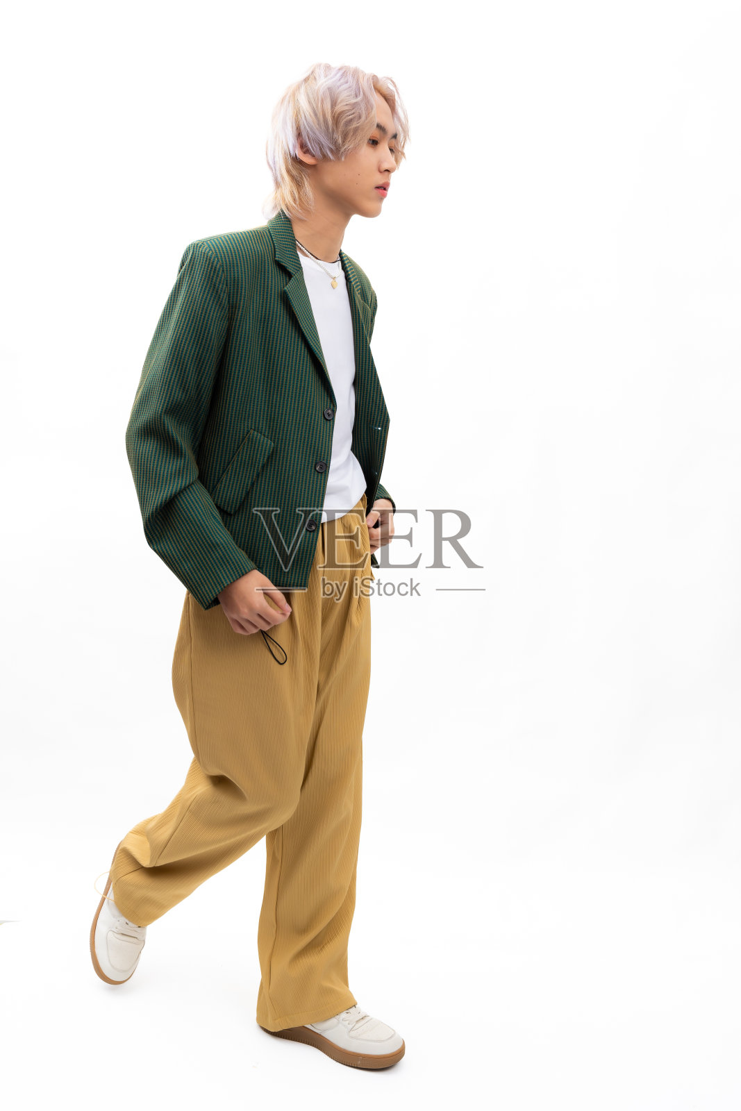 绿色非正式商务套装。亚洲年轻人的时尚肖像。模特、服装和化妆品。年轻的男模时尚的生活方式在时尚服装孤立的白色背景照片摄影图片