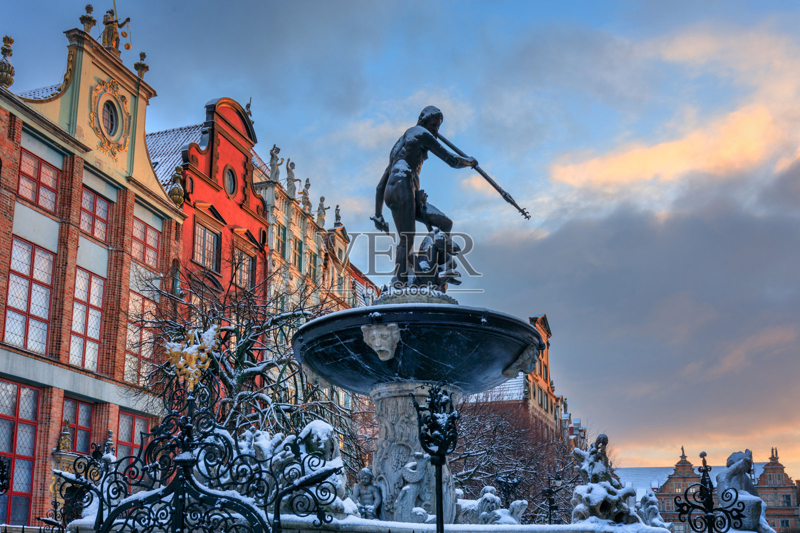 波兰格但斯克历史中心的日出和海王星喷泉。照片摄影图片