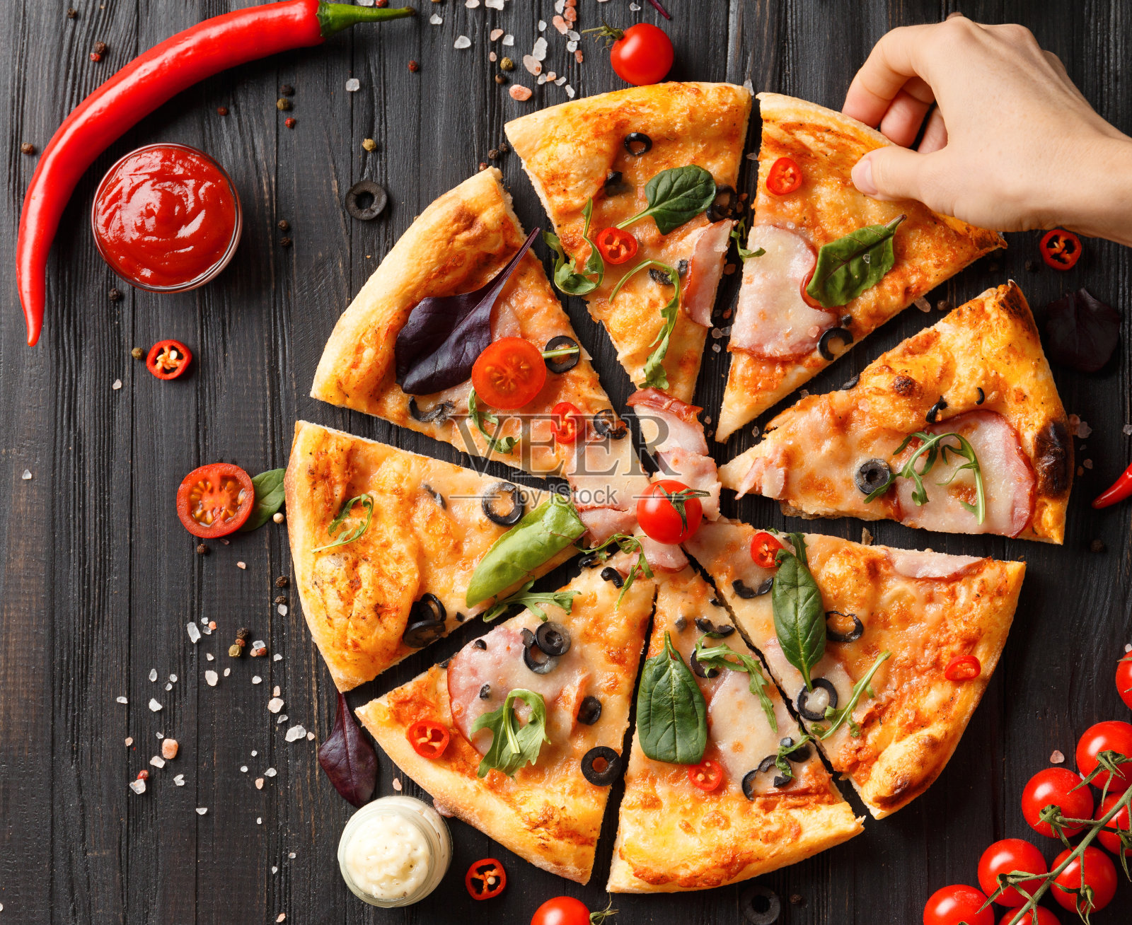 手拿披萨片俯视图。照片摄影图片