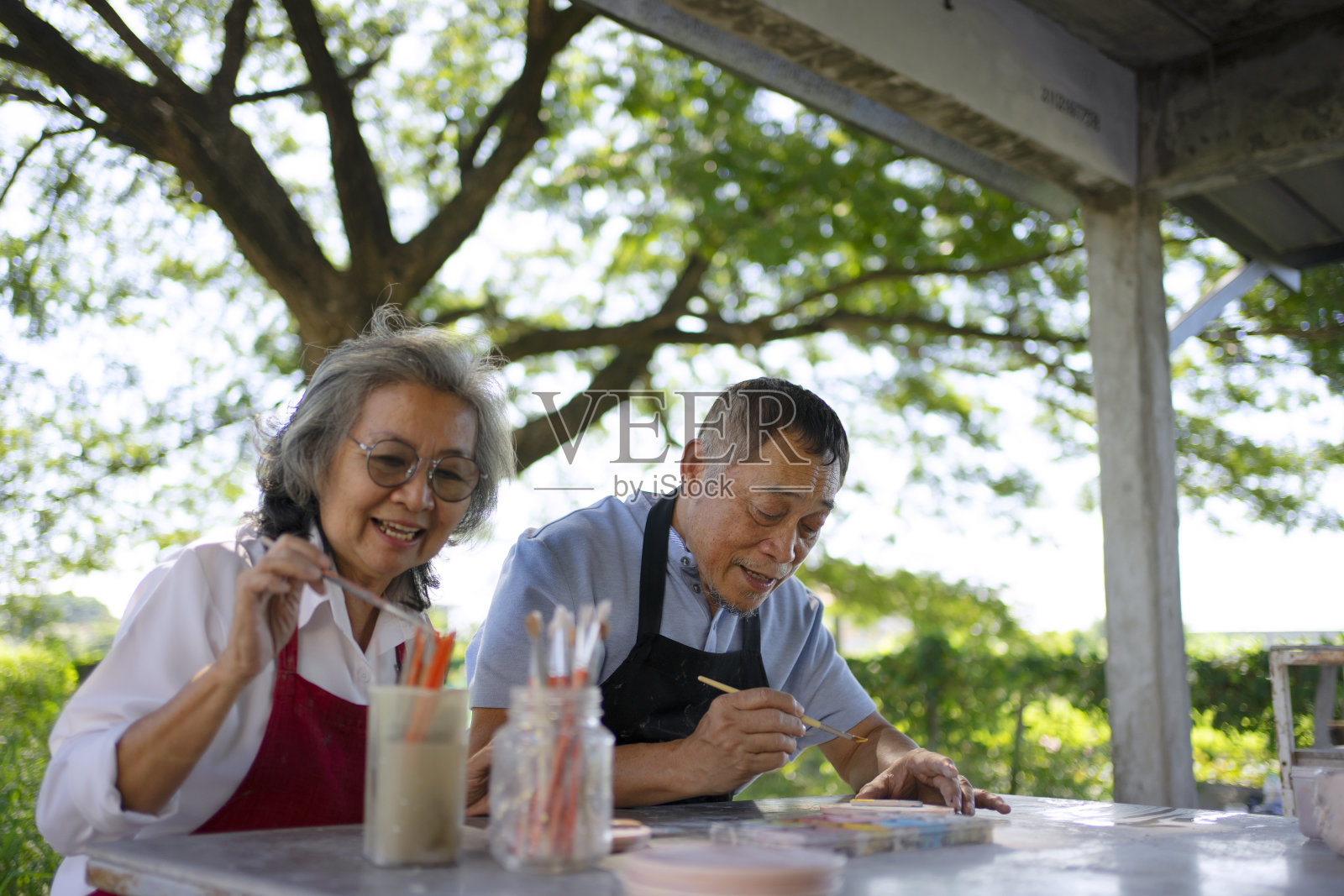 老年夫妇学习如何制作陶器。照片摄影图片