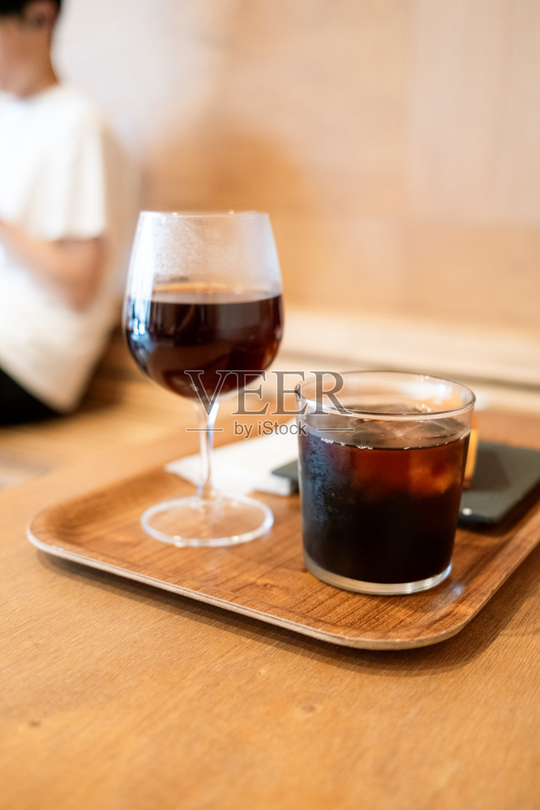 在咖啡馆吃冰咖啡和蛋糕照片摄影图片