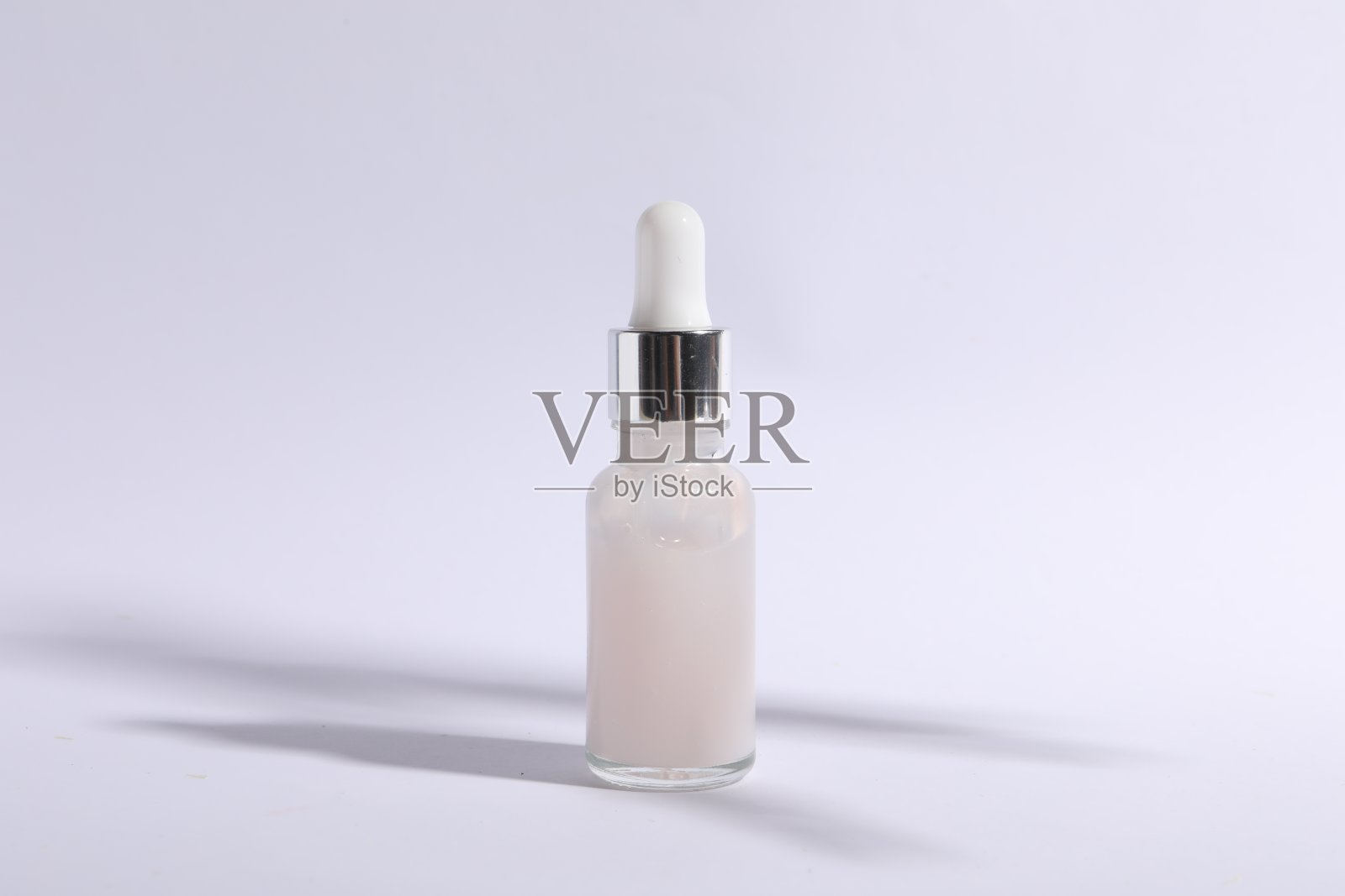 白色背景的化妆品精华液瓶照片摄影图片