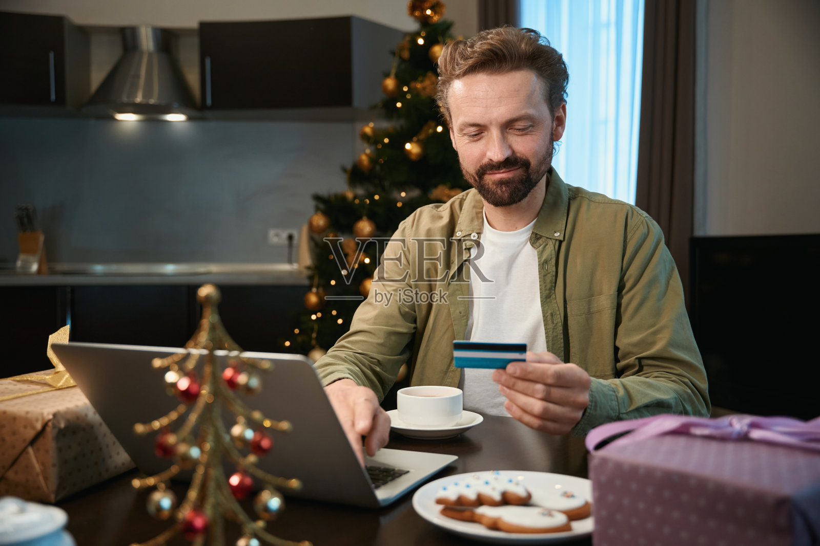 男人拿着笔记本电脑和信用卡买新年礼物照片摄影图片
