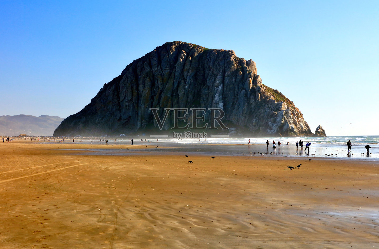 夏日午后,人们在沙滩上散步照片摄影图片