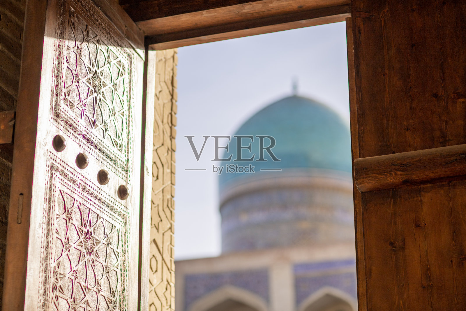 门上伊斯兰学校的倒影照片摄影图片