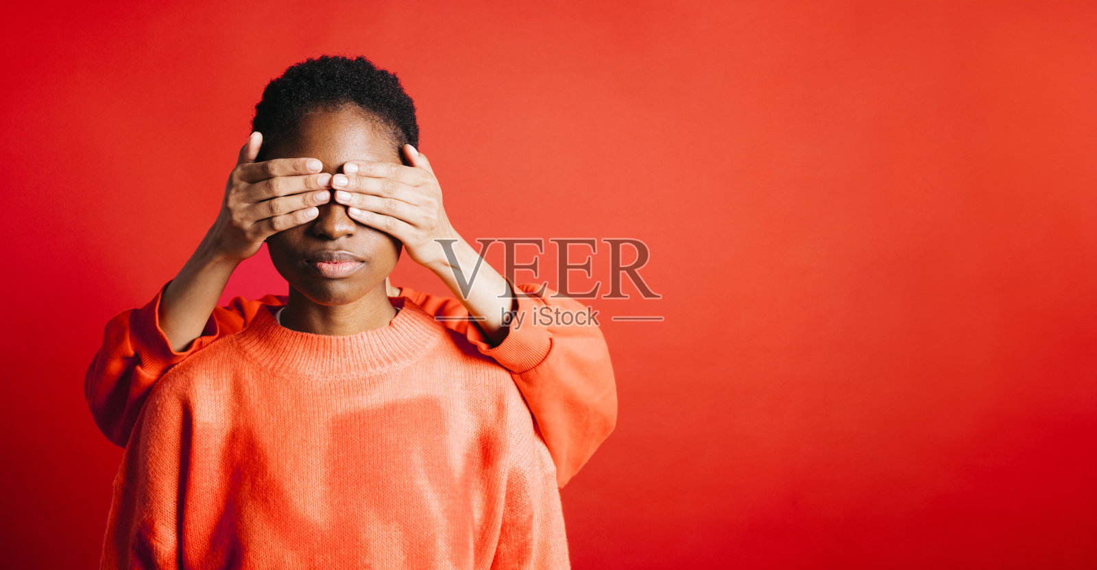 蒙着眼睛的女人。照片摄影图片