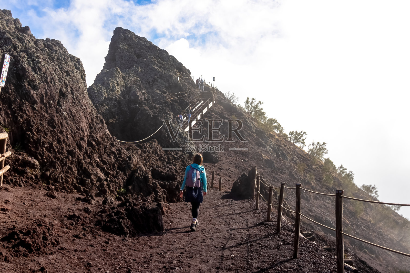 维苏威火山-妇女在维苏威火山活火山边缘徒步旅行,意大利,坎帕尼亚地区,那不勒斯省,欧洲,欧盟照片摄影图片