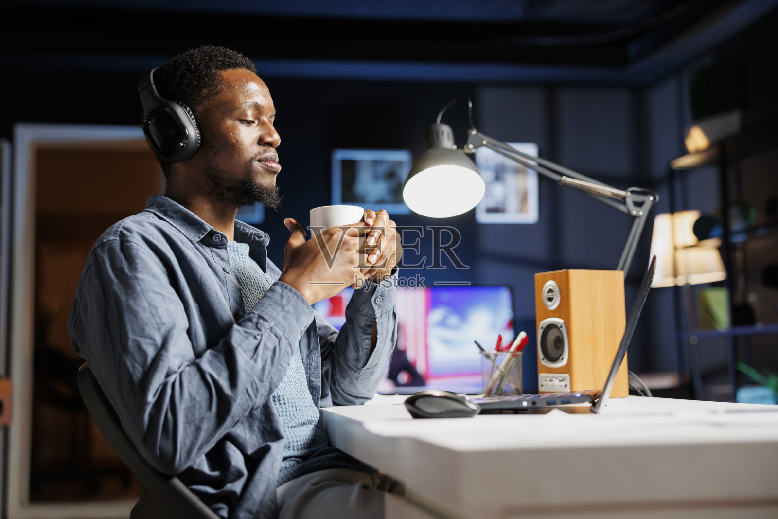 承包商在家收听网络广播,准备新的方法照片摄影图片