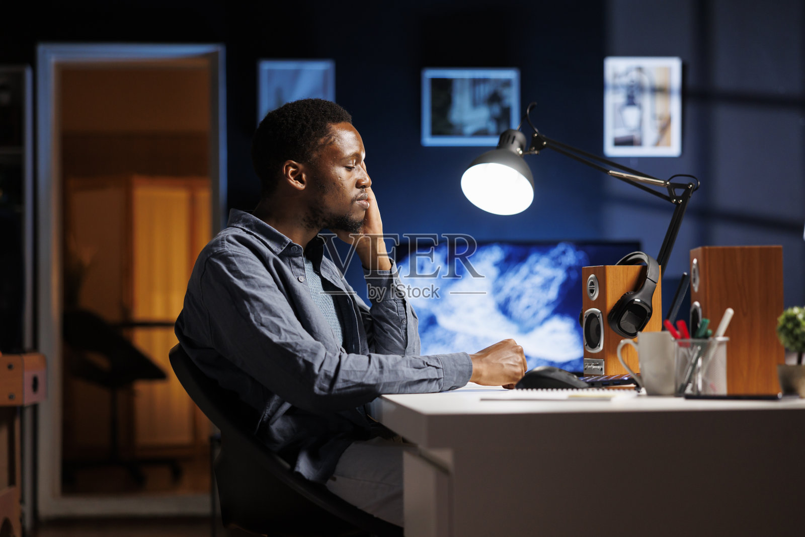 非裔美国人在远程工作时打哈欠照片摄影图片