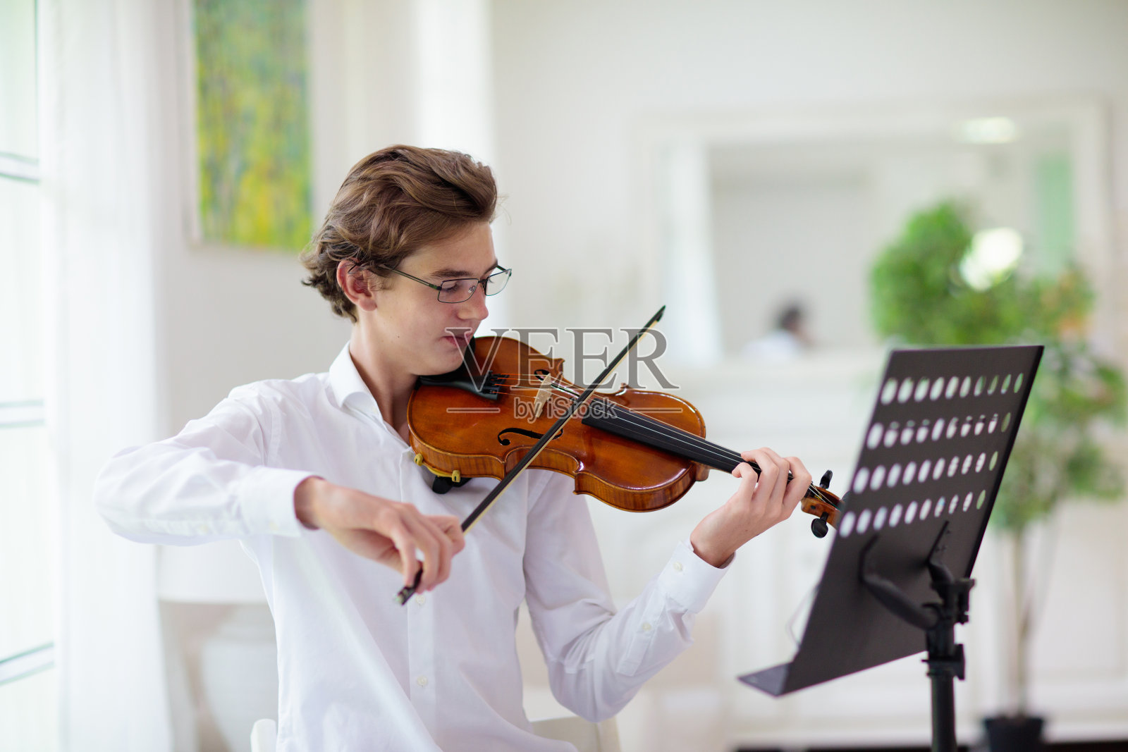拉小提琴的人。古典乐器。照片摄影图片