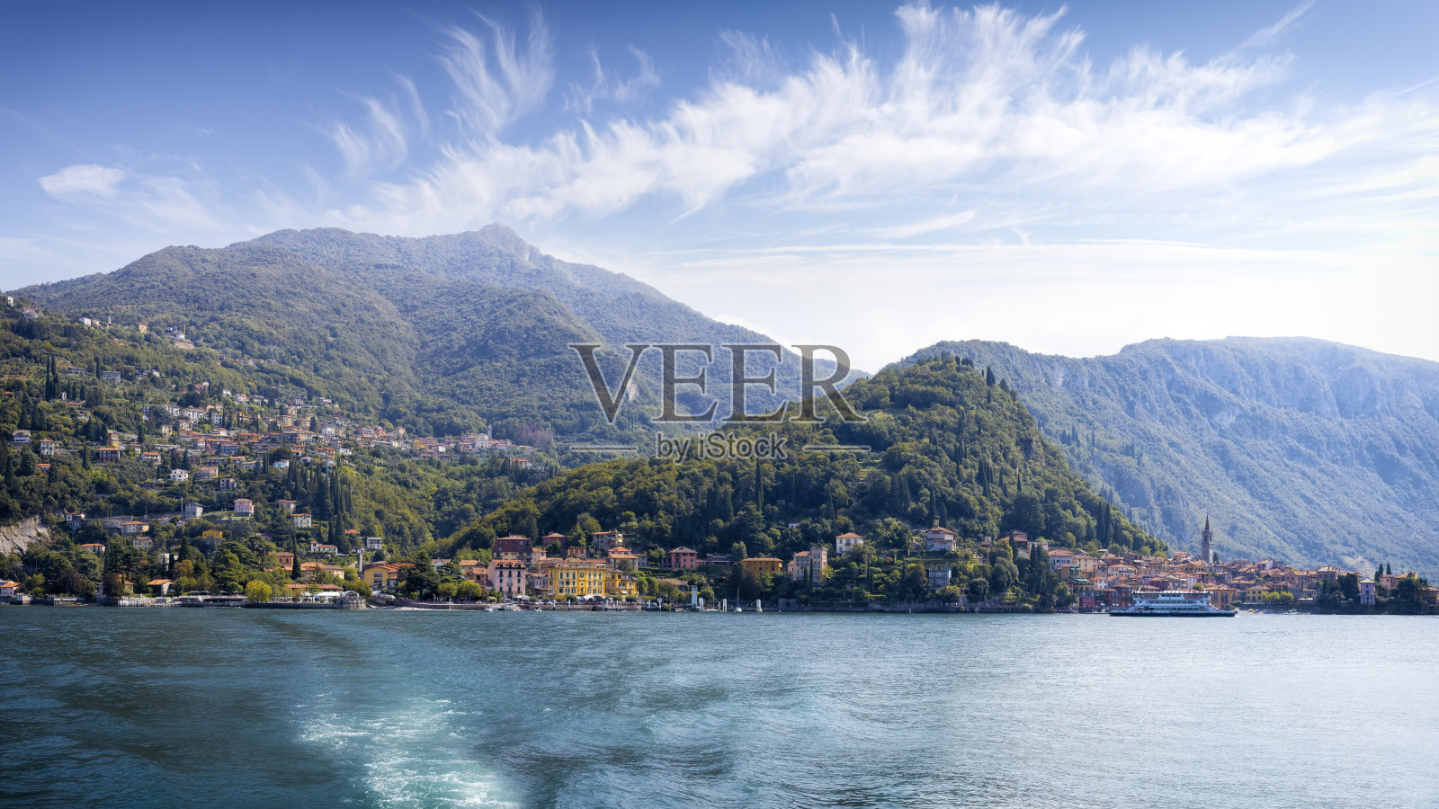 假期在意大利-风景秀丽的旅游小镇瓦雷纳在科莫湖照片摄影图片