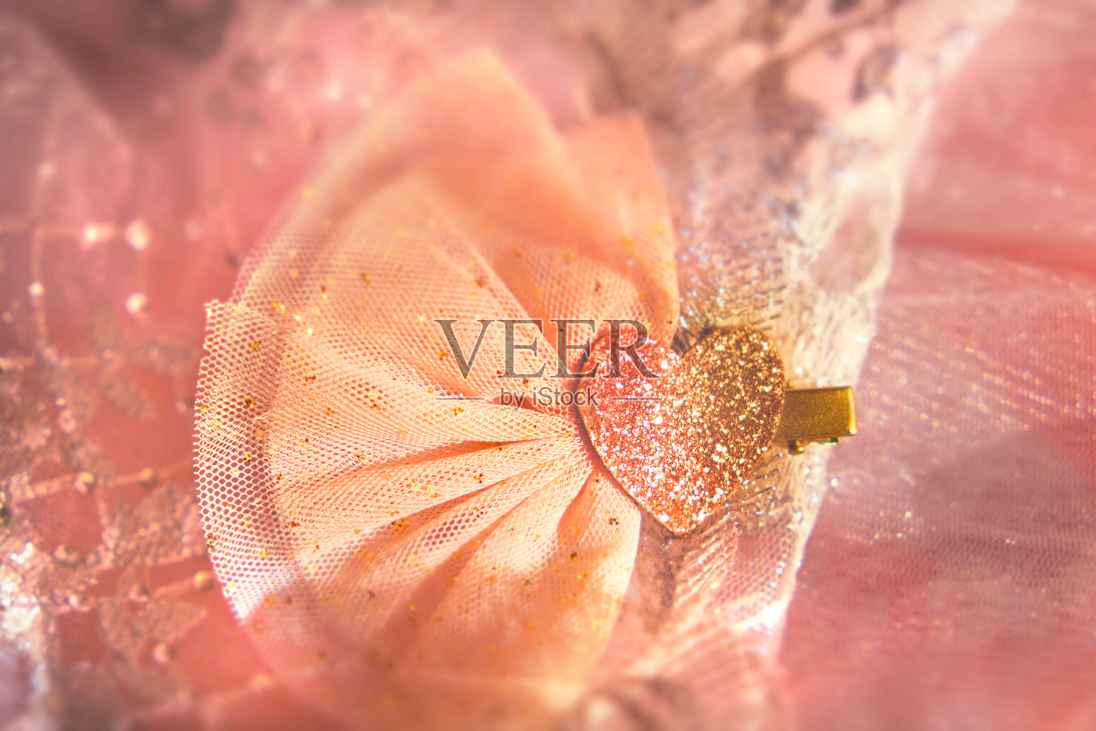 软豪华背景与闪闪发光的心薄纱织物,浅粉红色。生日,婚礼,情人节照片摄影图片