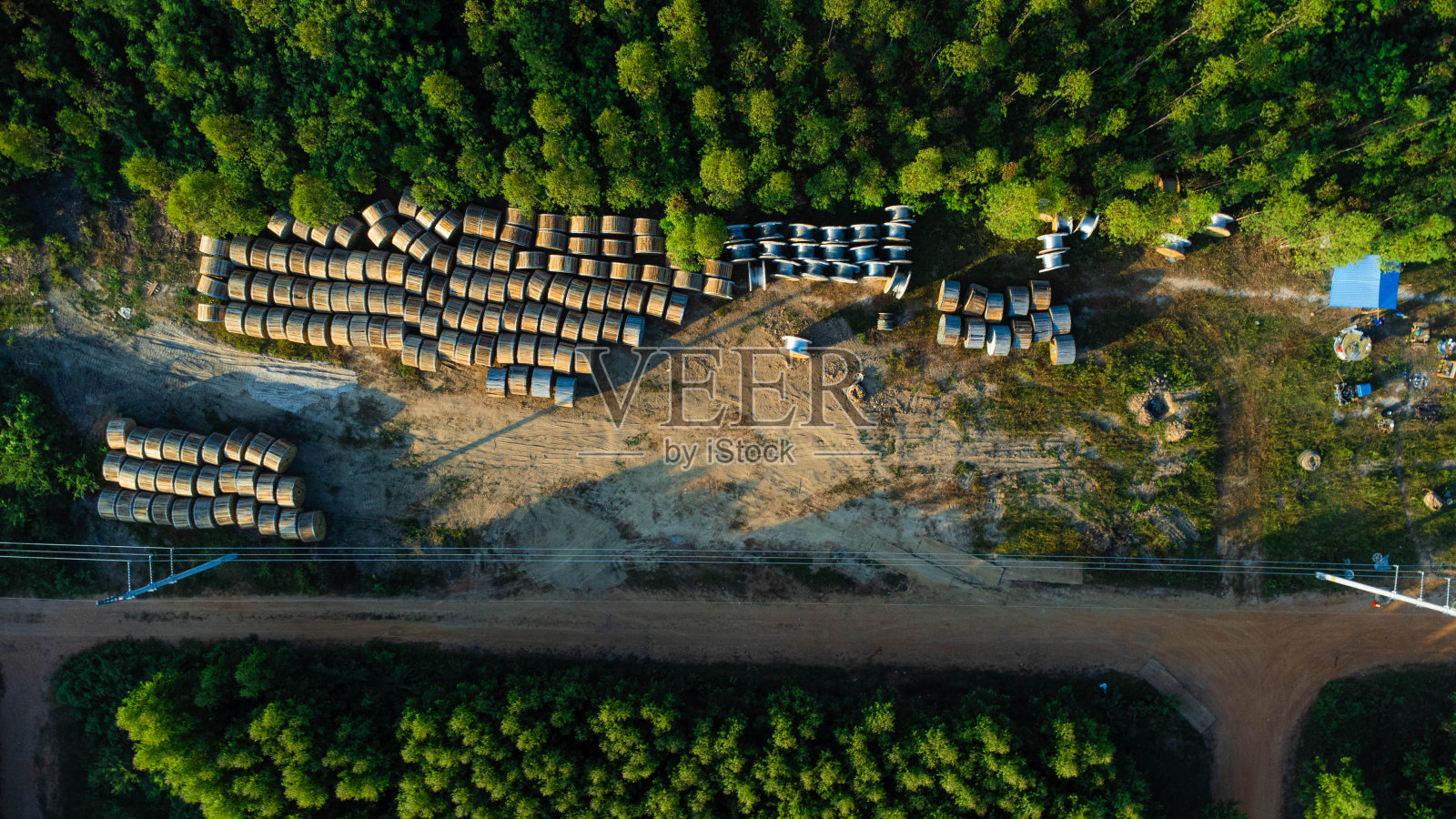 室外建筑工地的木制电线圈。高压电缆辊。照片摄影图片