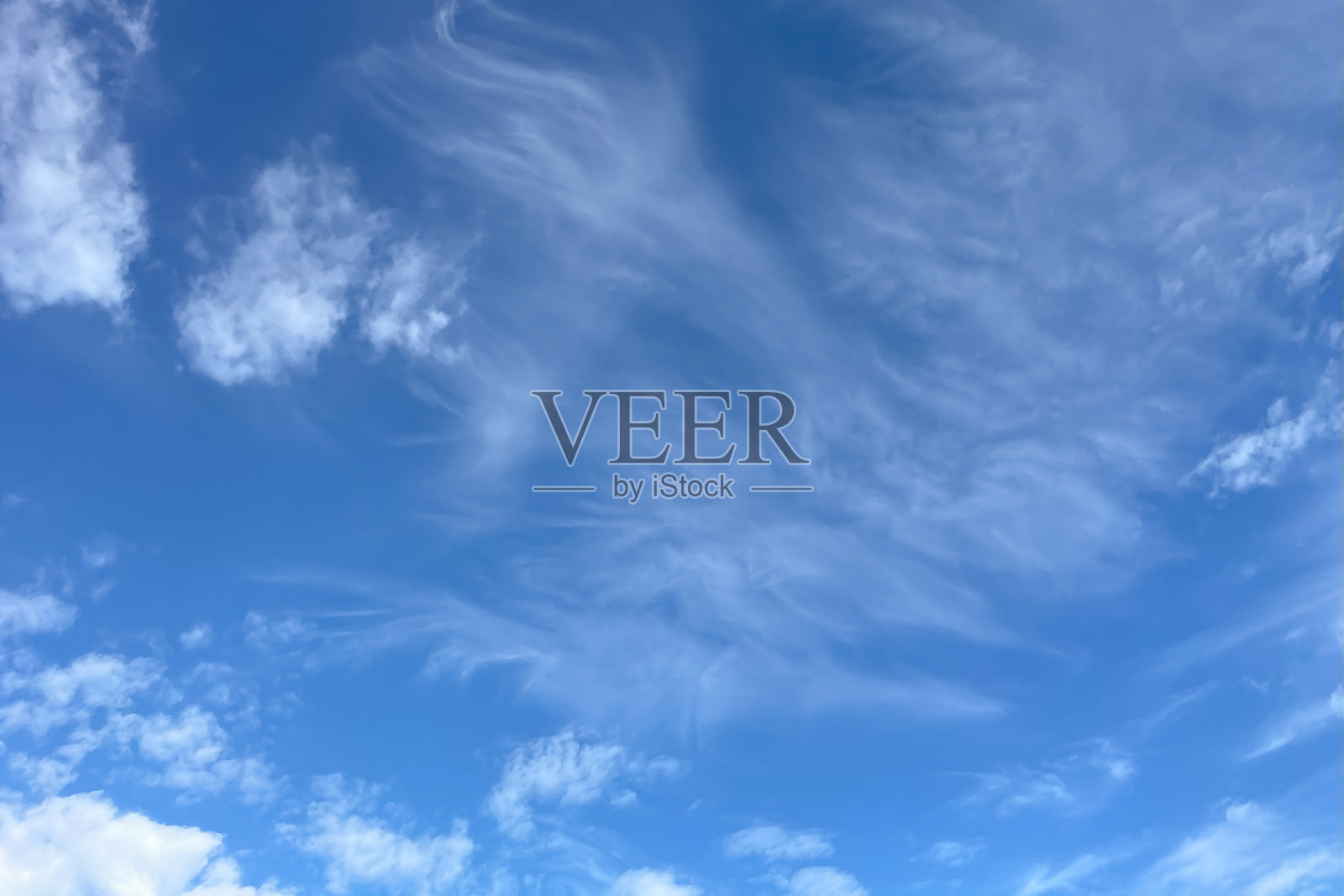 蓝蓝的天空和凉爽的微风。照片摄影图片