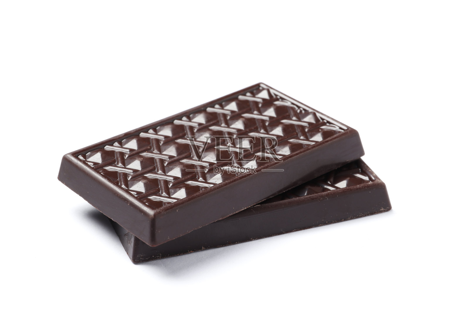 白色背景上的黑巧克力。照片摄影图片